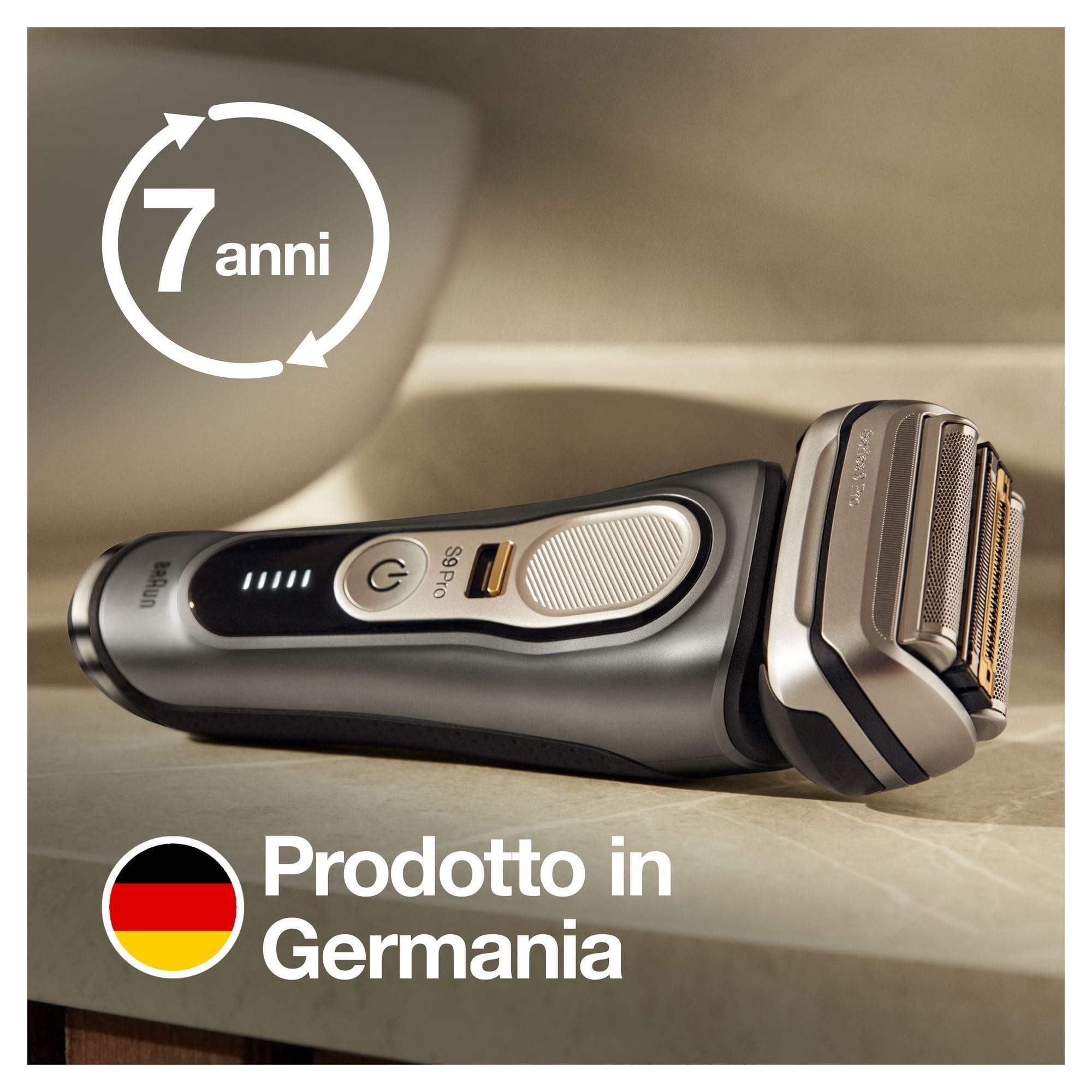 A silver and black electric shaver with text, 'Prodotto in Germania' and '7 anni'.