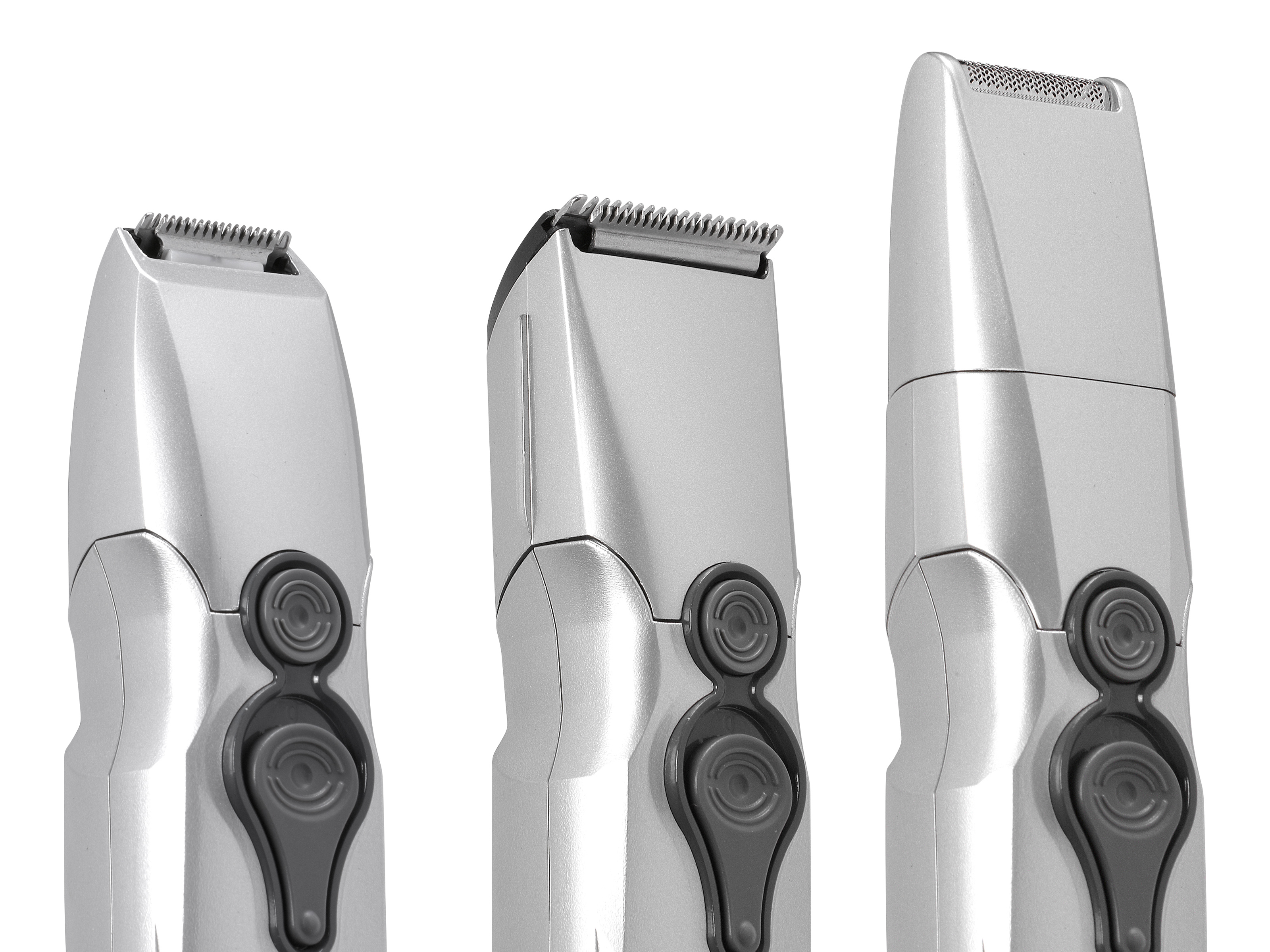 Tre trimmer argentati. Diverse testine di taglio. Pulsanti di controllo grigi. Sfondo bianco.