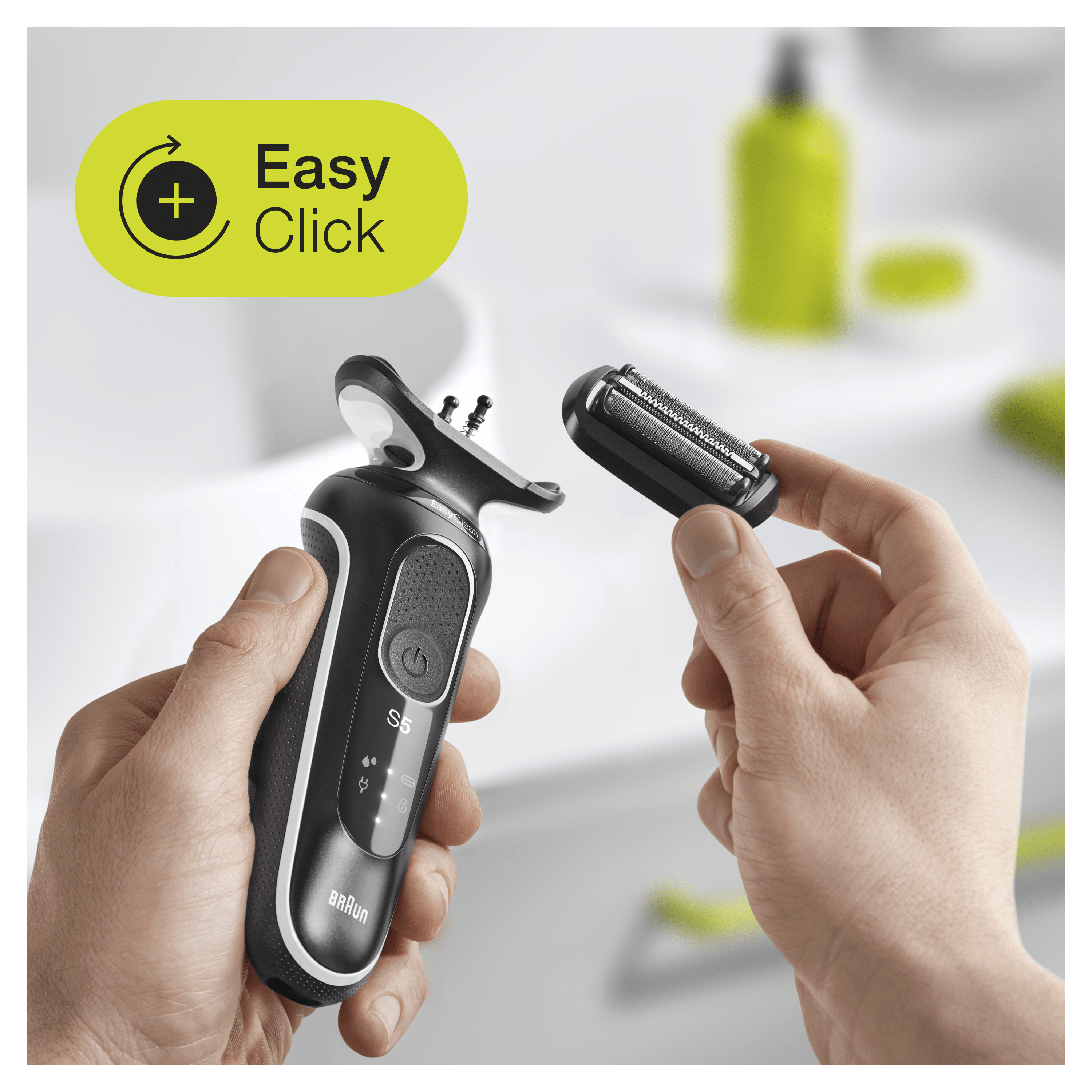 Dłonie trzymają golarkę Braun, pokazując mechanizm Easy Click.