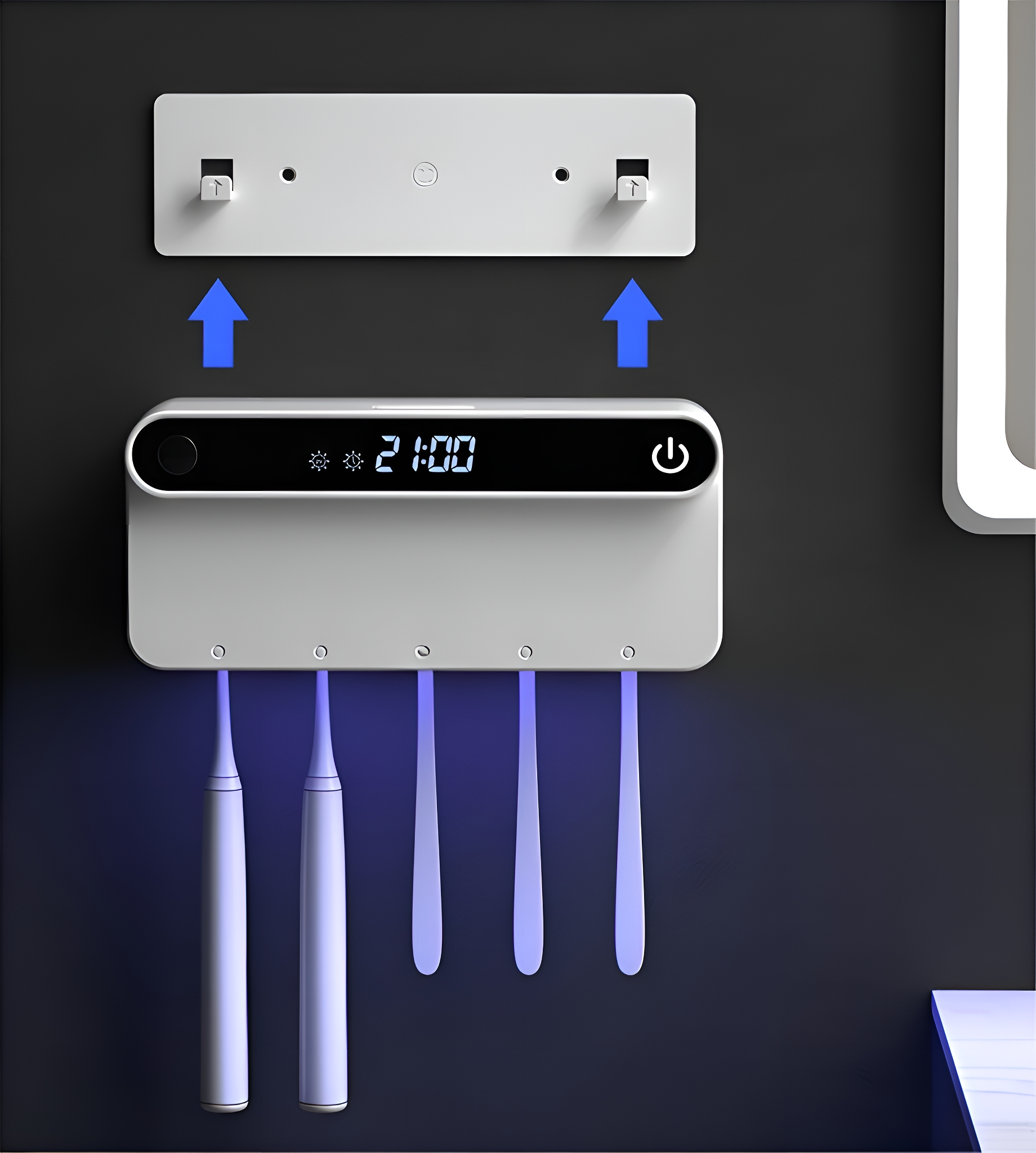 Weißer Zahnbürstenhalter mit Digitaluhr und 4 Zahnbürstenfächern. Blaue Pfeile zeigen die Zahnbürstenplatzierung.