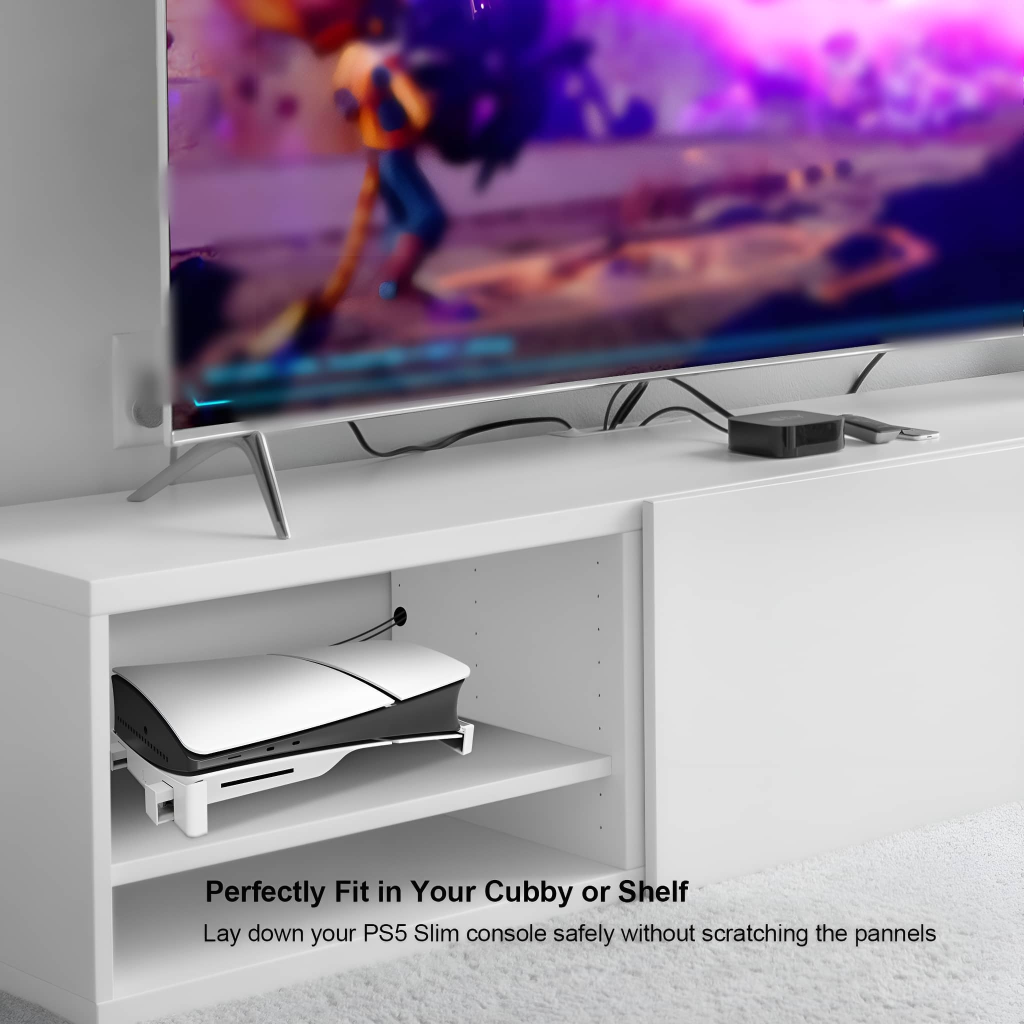 Ein weißer TV-Ständer mit einer PS5 Slim Konsole auf einem Regal.