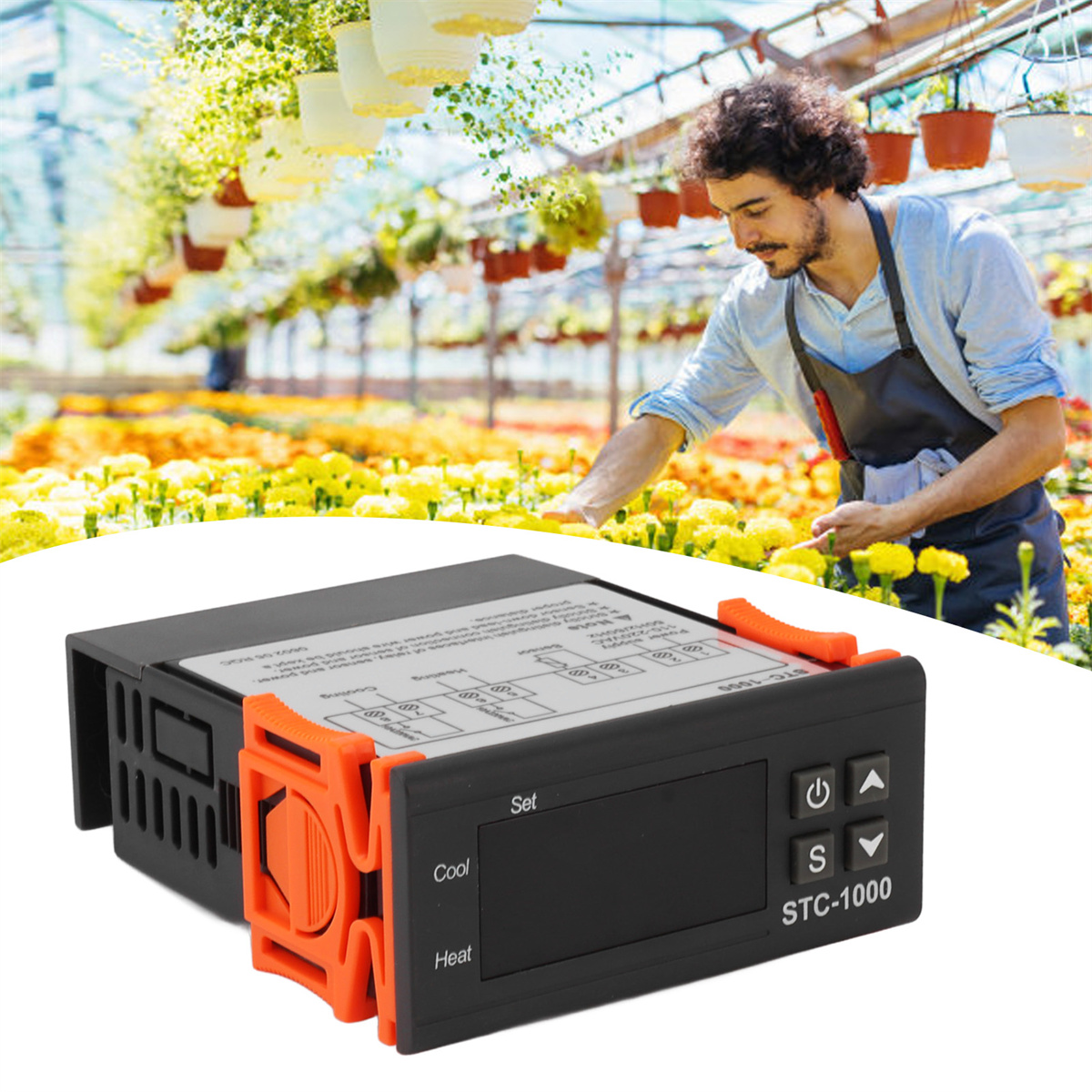 Ein schwarzes Bedienfeld mit orangem Rahmen und ein Mann im Gewächshaus, der Pflanzen pflegt.