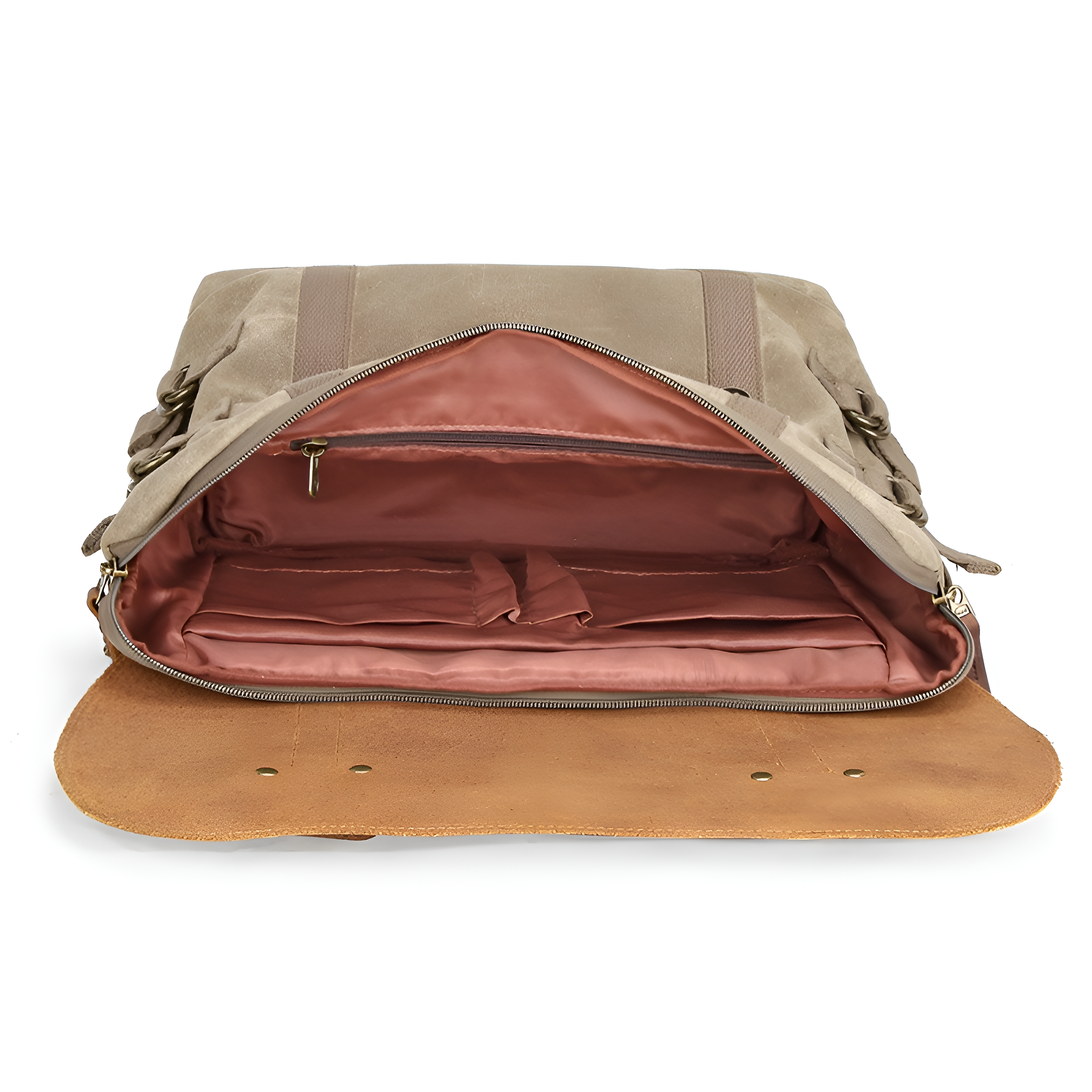 Geöffnete Canvas-Tasche mit mehreren Fächern und braunen Lederdetails.