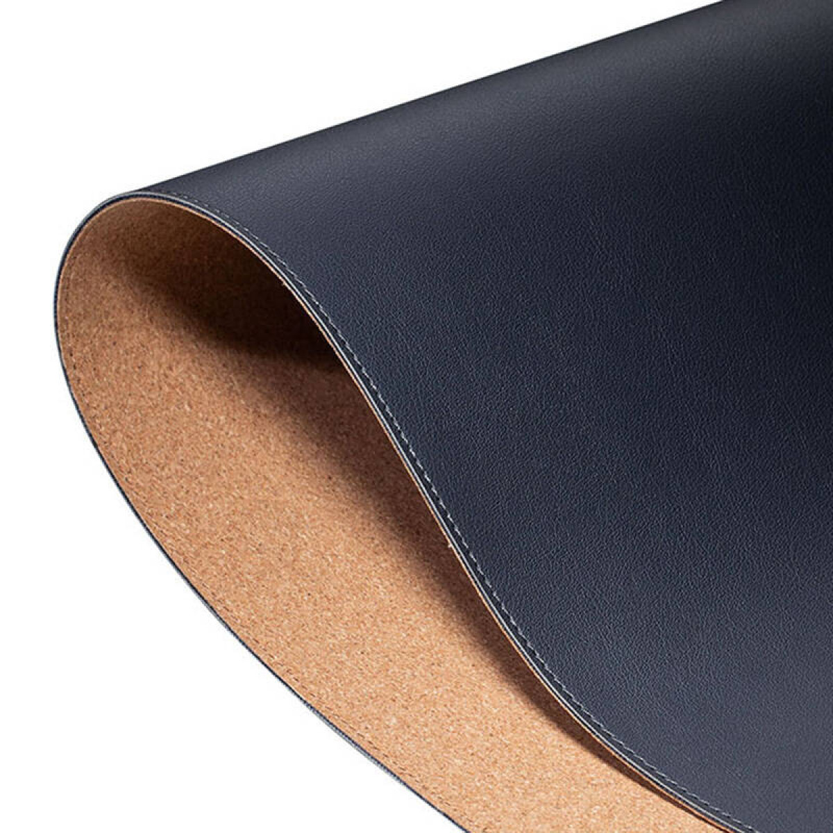 Ciemnoniebieska i brązowa podkładka na biurko z gładką, teksturowaną powierzchnią i białym obszyciem.