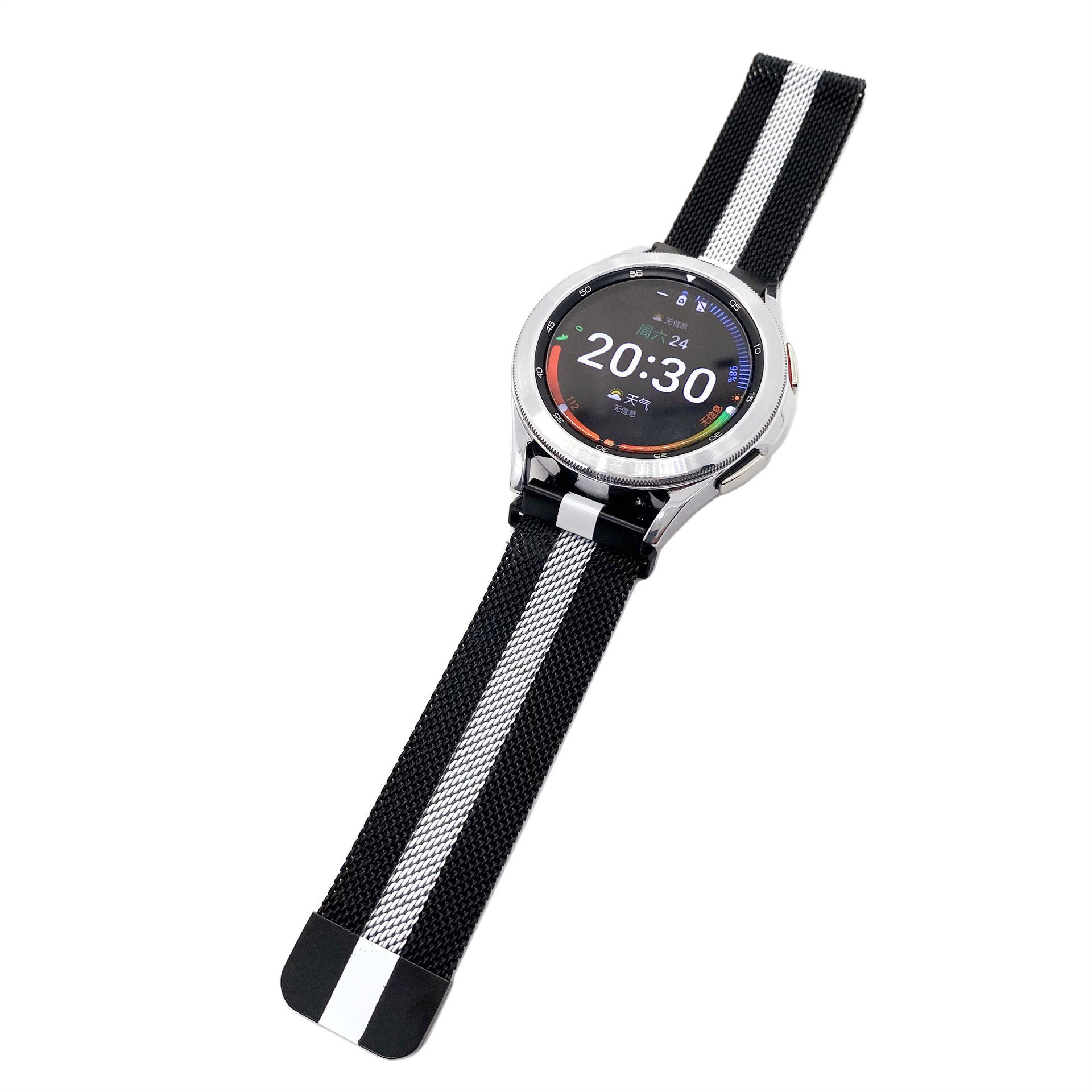 Smartwatch mit schwarz-weiß gestreiftem Armband, das die Uhrzeit anzeigt. Der Hintergrund ist weiß.
