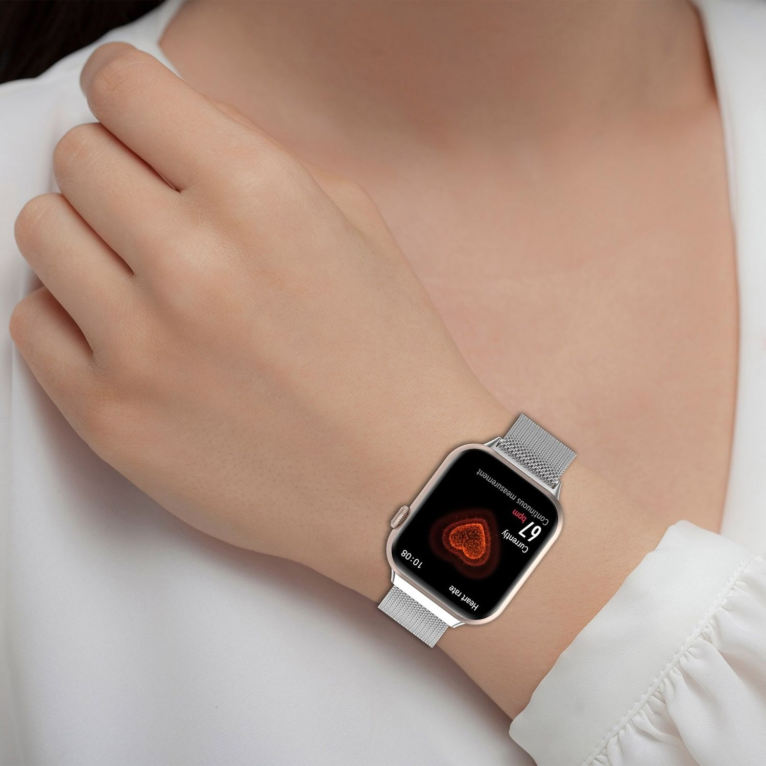 Eine Person trägt eine Smartwatch. Die Uhr zeigt eine Herzfrequenzanzeige. Ein weißes Hemd ist sichtbar.
