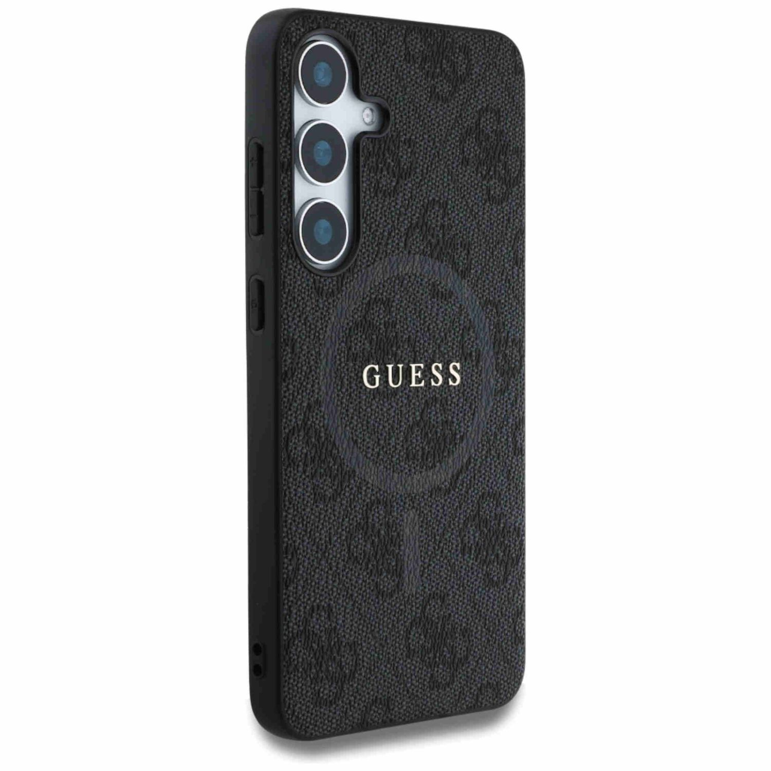Czarne etui na telefon ze wzorem i logo Guess. Ma trzy aparaty.