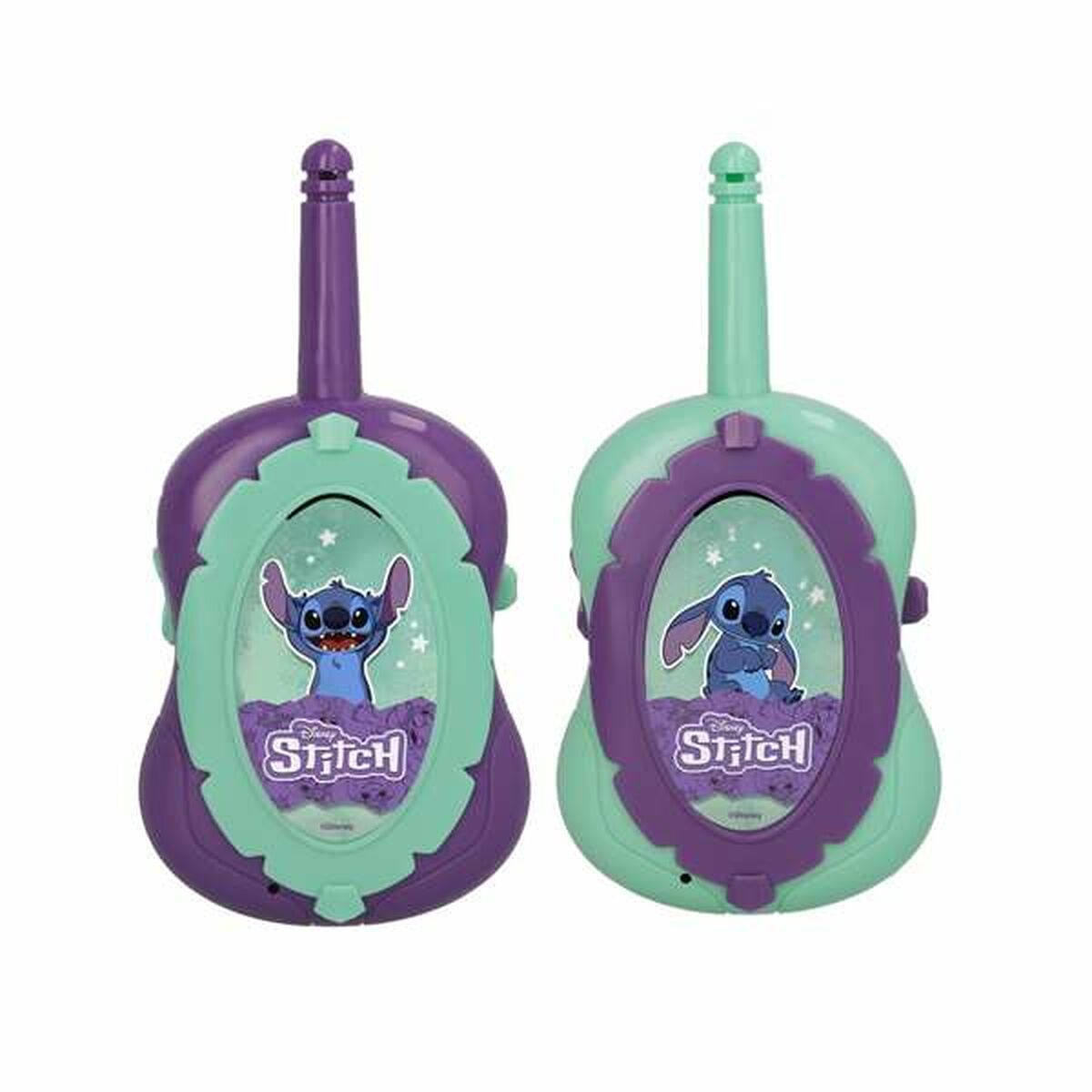 Zwei Stitch-Spielzeug-Gitarren, lila und grün, auf weißer Oberfläche.