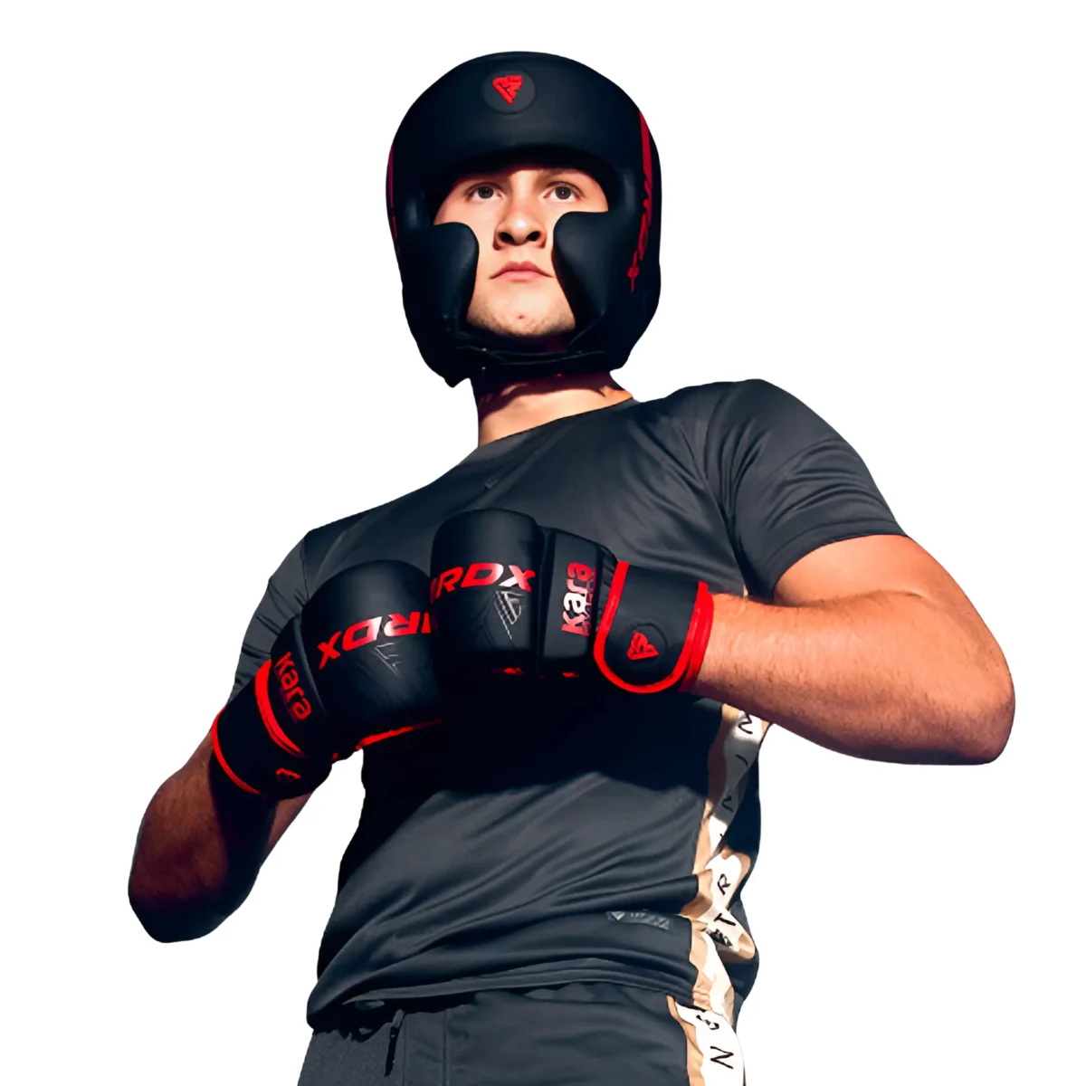 Homme dans une salle de sport portant des gants de boxe, un casque et un t-shirt gris, prêt à combattre, fond blanc.