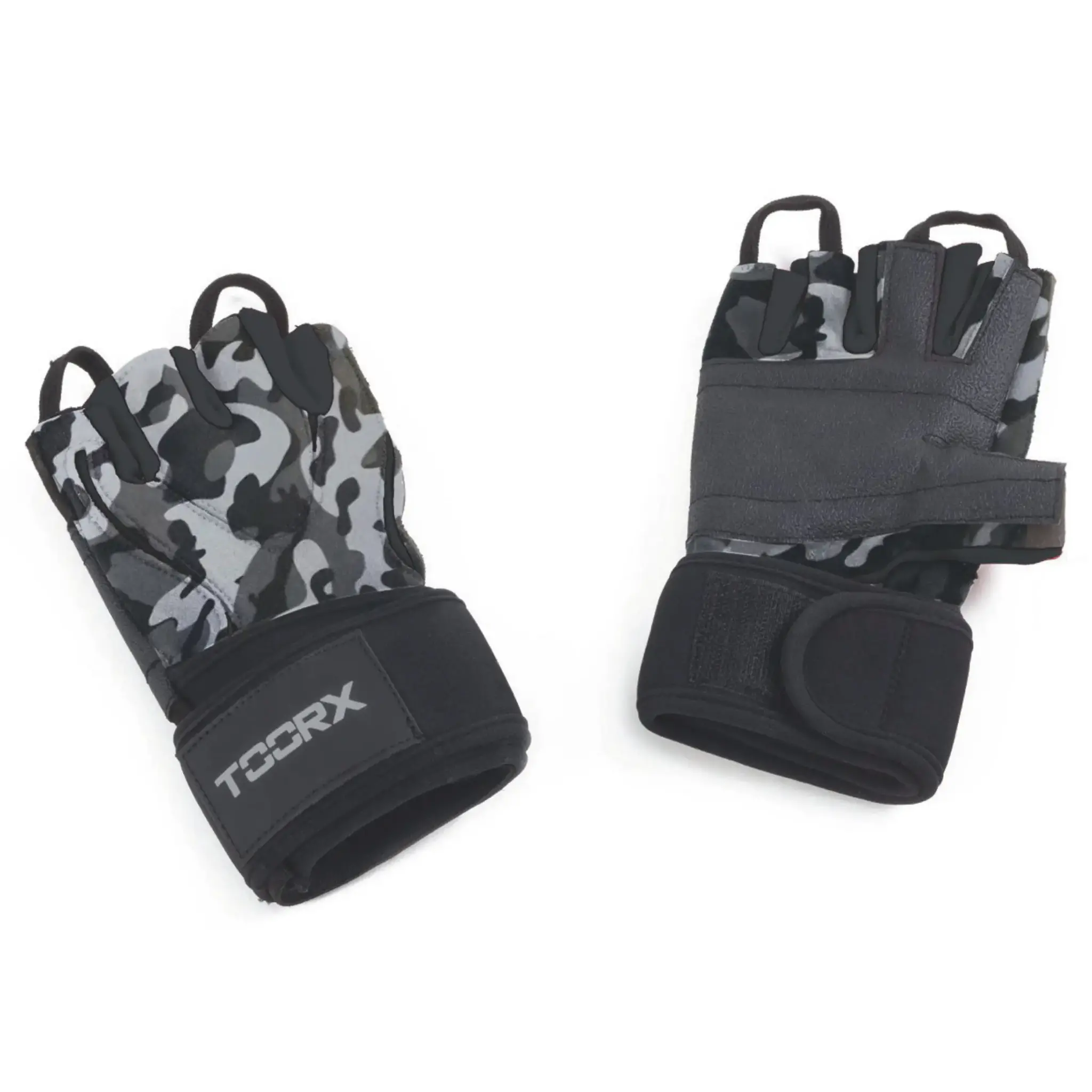 Gants d'haltérophilie camouflage sur une surface blanche. Des sangles de poignet noires sont attachées.
