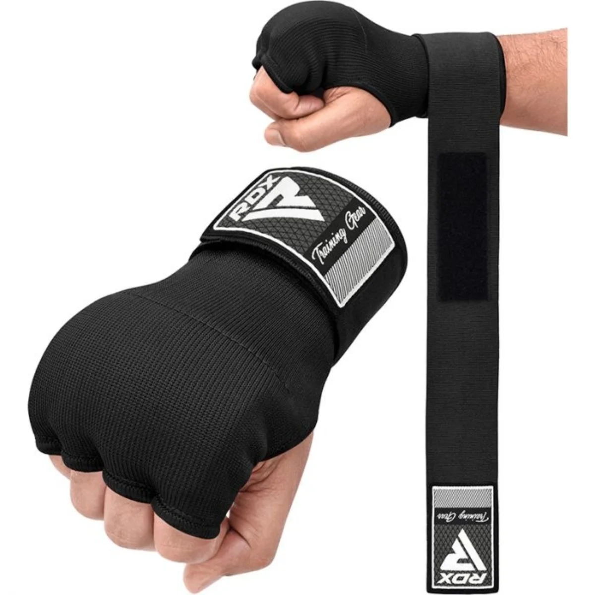 Zwarte handwraps met RDX-logo, om handen gewikkeld, met trainingsgear label. Geïsoleerd.