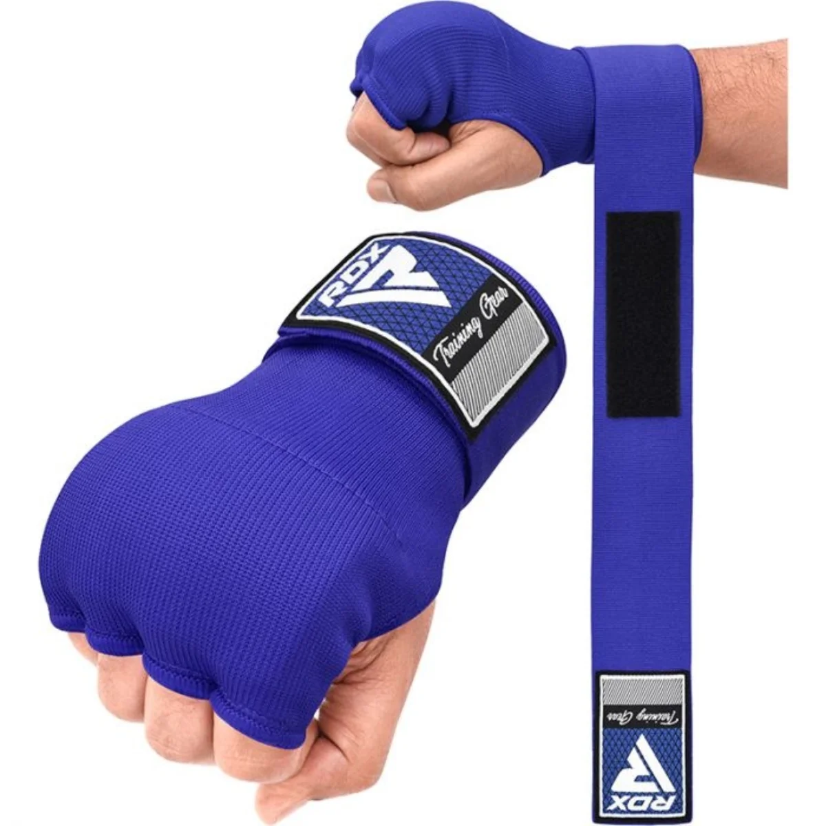 Blauwe handwraps met RDX-logo, om handen gewikkeld, met trainingsgear label. Geïsoleerd.