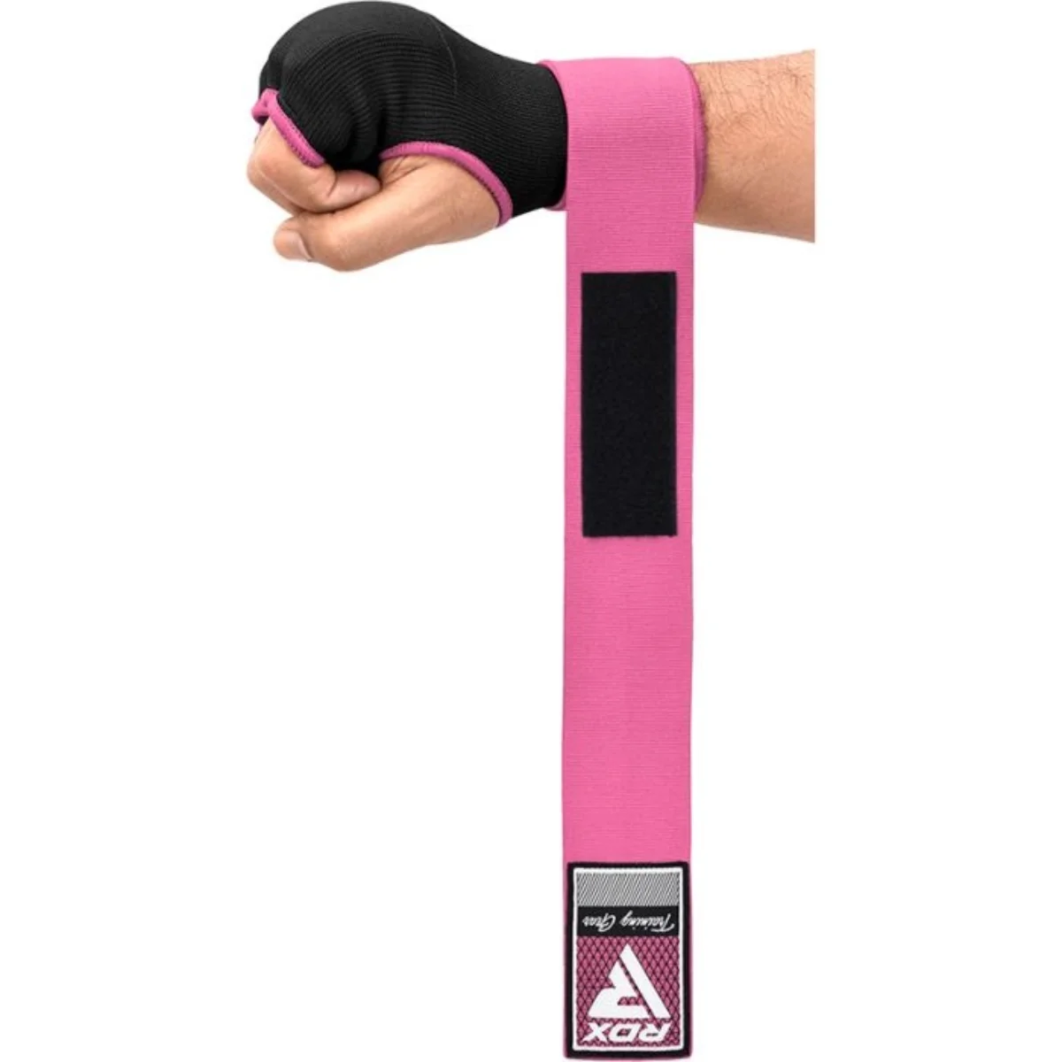 Roze handwraps met zwarte handschoen, RDX-logo, om handen gewikkeld, met trainingsgear label.