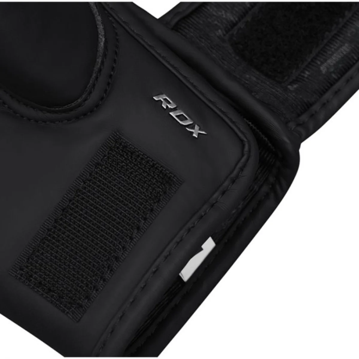 Gros plan sur un gant de boxe noir avec le logo RDX. Le gant est en cuir.
