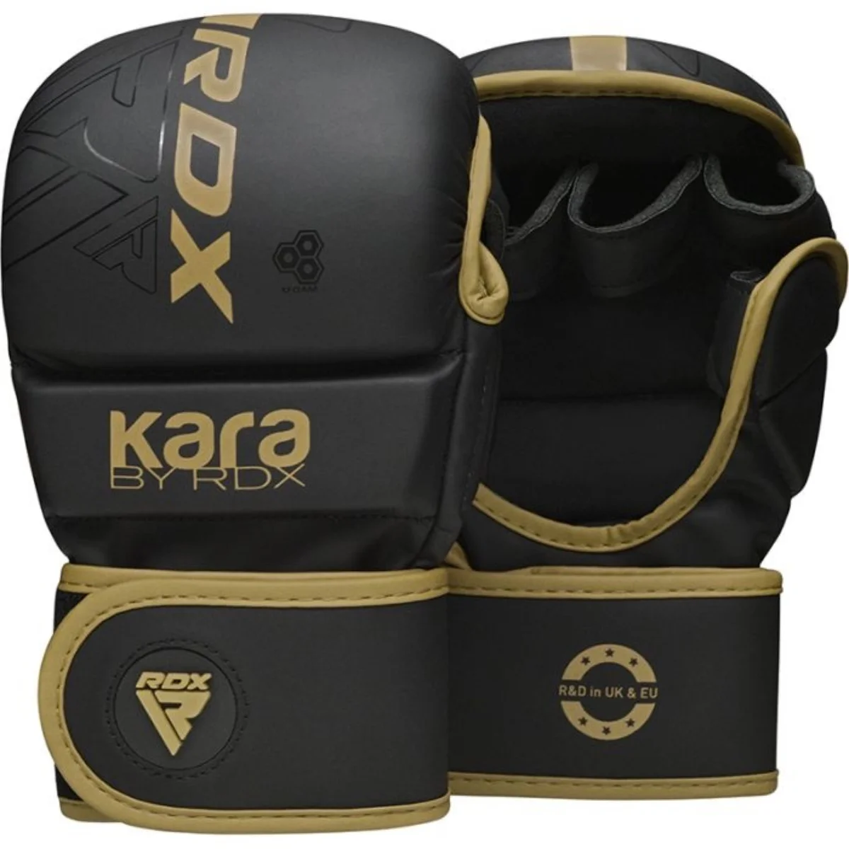 Gants de MMA noirs et dorés avec la marque RDX et Kara. Fond blanc.