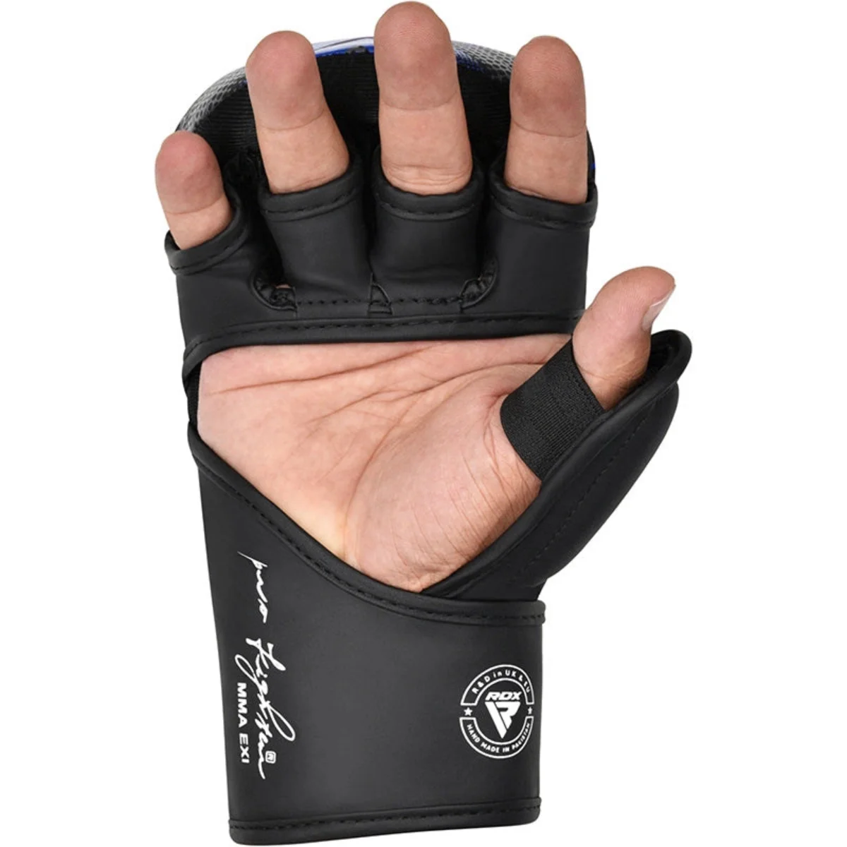 Gant MMA noir et bleu avec logo RDX. Main à l'intérieur. Isolé sur blanc.