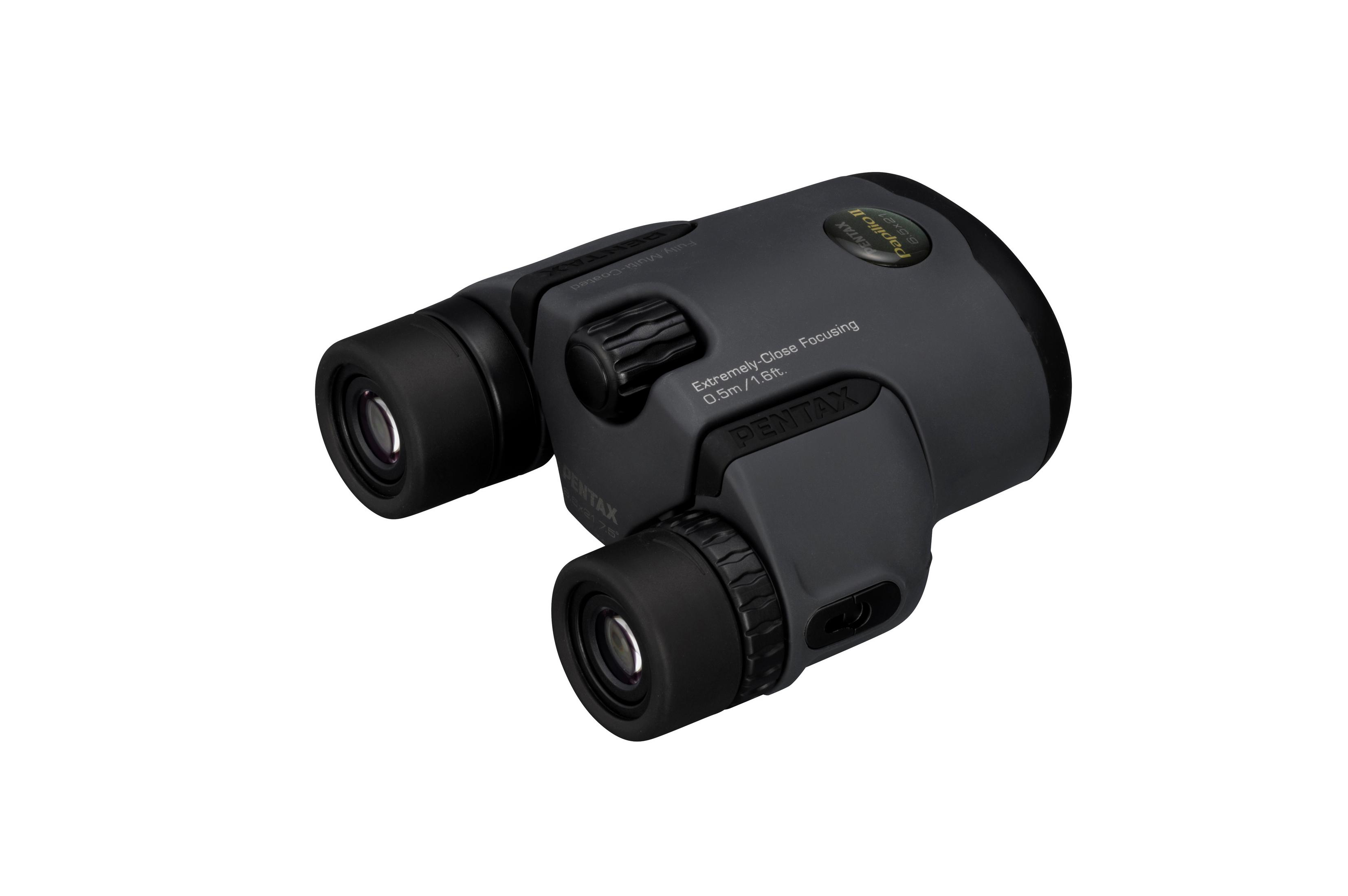 Jumelles noires et grises. L'appareil possède deux lentilles et une molette de mise au point, sur fond blanc.