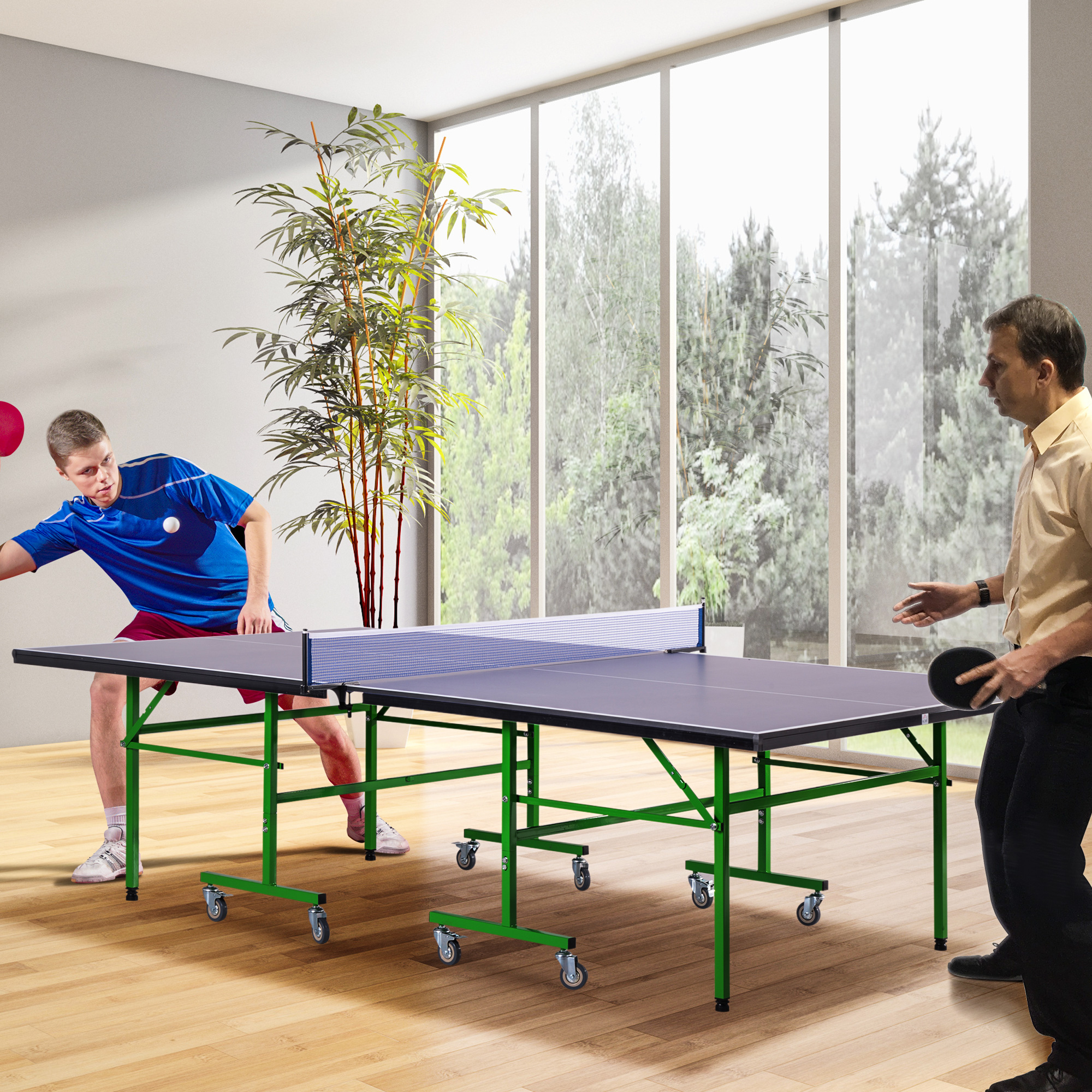 Due uomini giocano a ping pong. Una rete li separa. Il tavolo ha un telaio verde e un piano blu scuro.