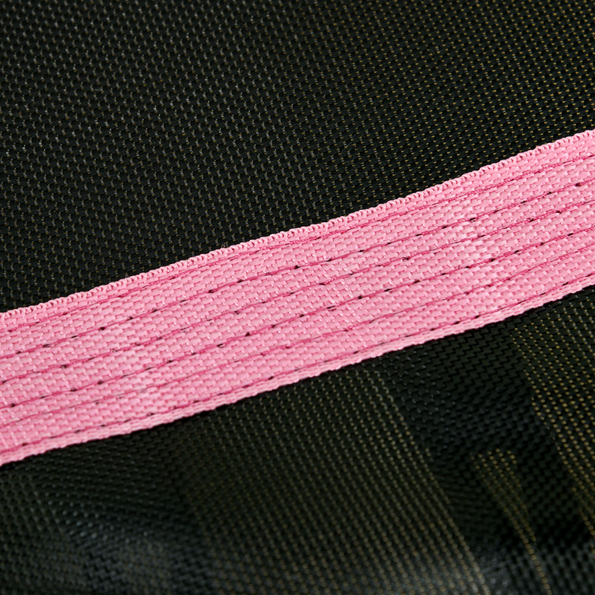 Primo piano di tessuto rosa. Una striscia rosa su sfondo scuro.