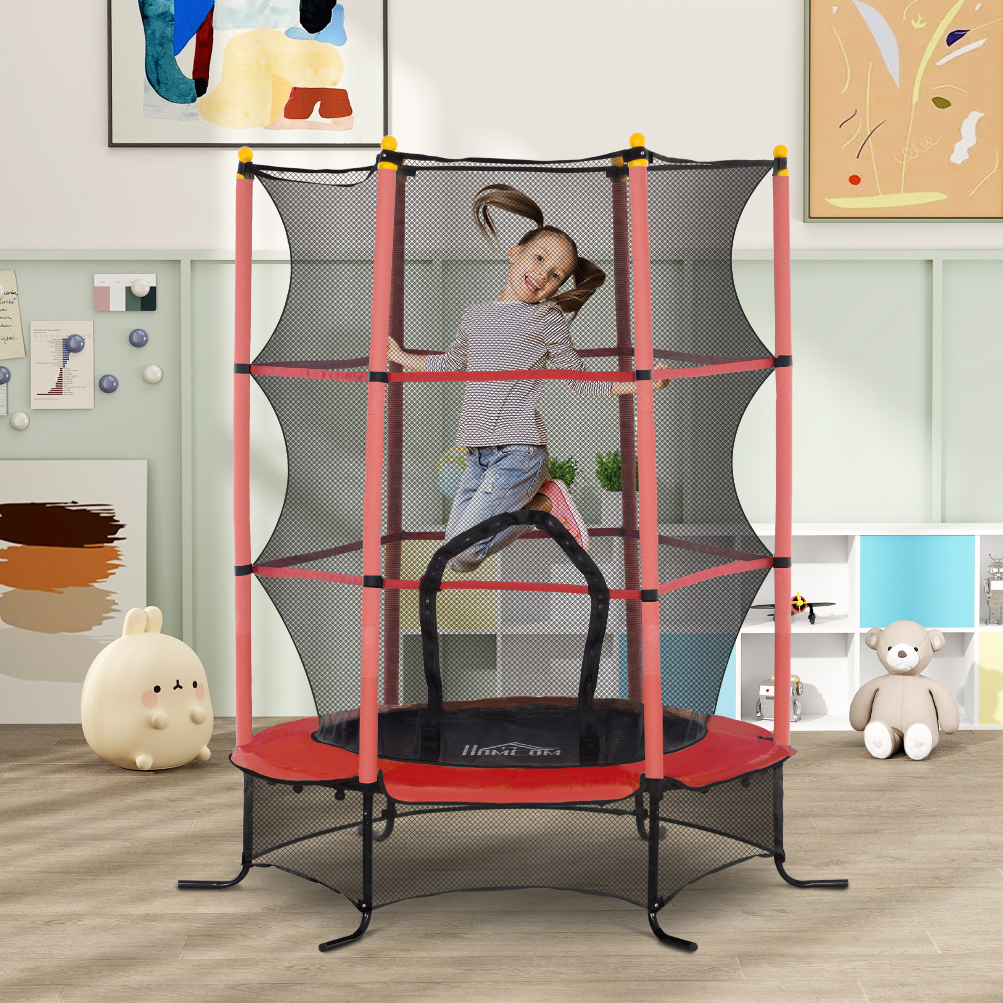 Niña saltando en un trampolín rojo y negro en una habitación. Juguetes al fondo.