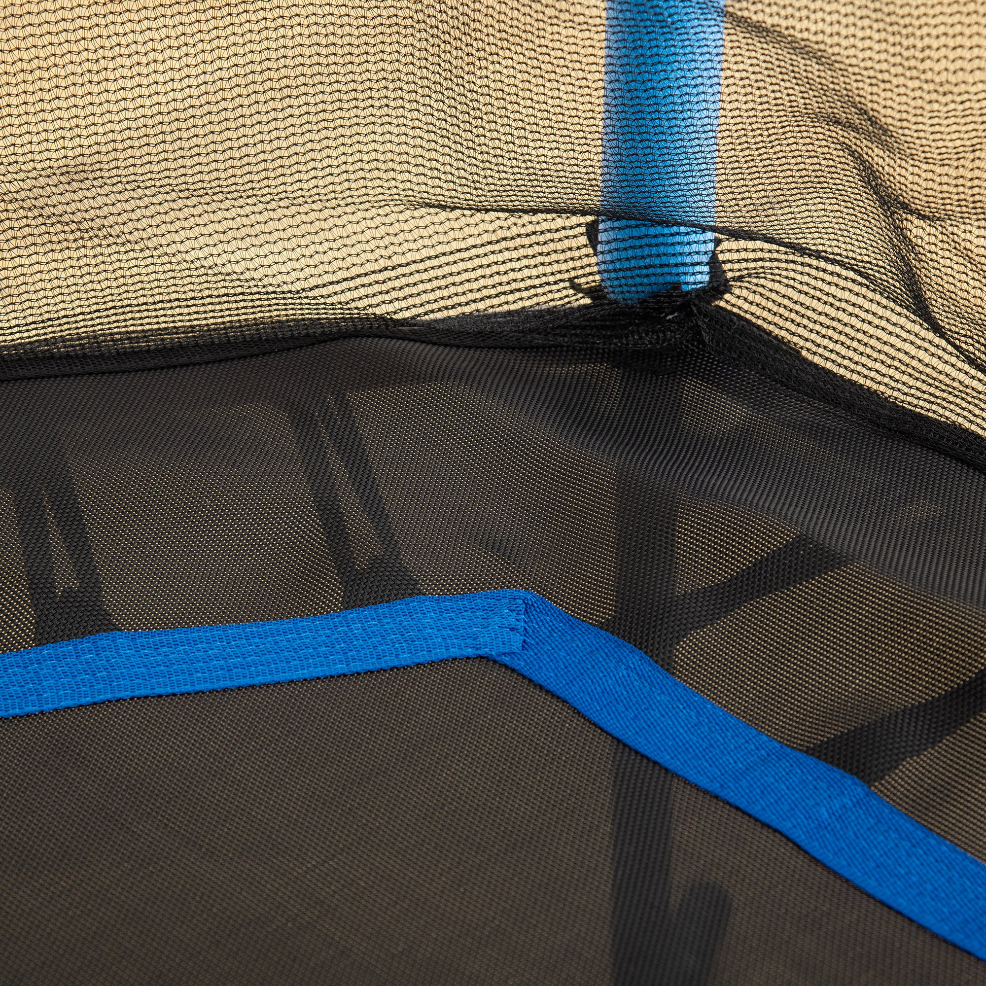 Primo piano della rete del trampolino nera e del bordo blu. Sfondo beige.