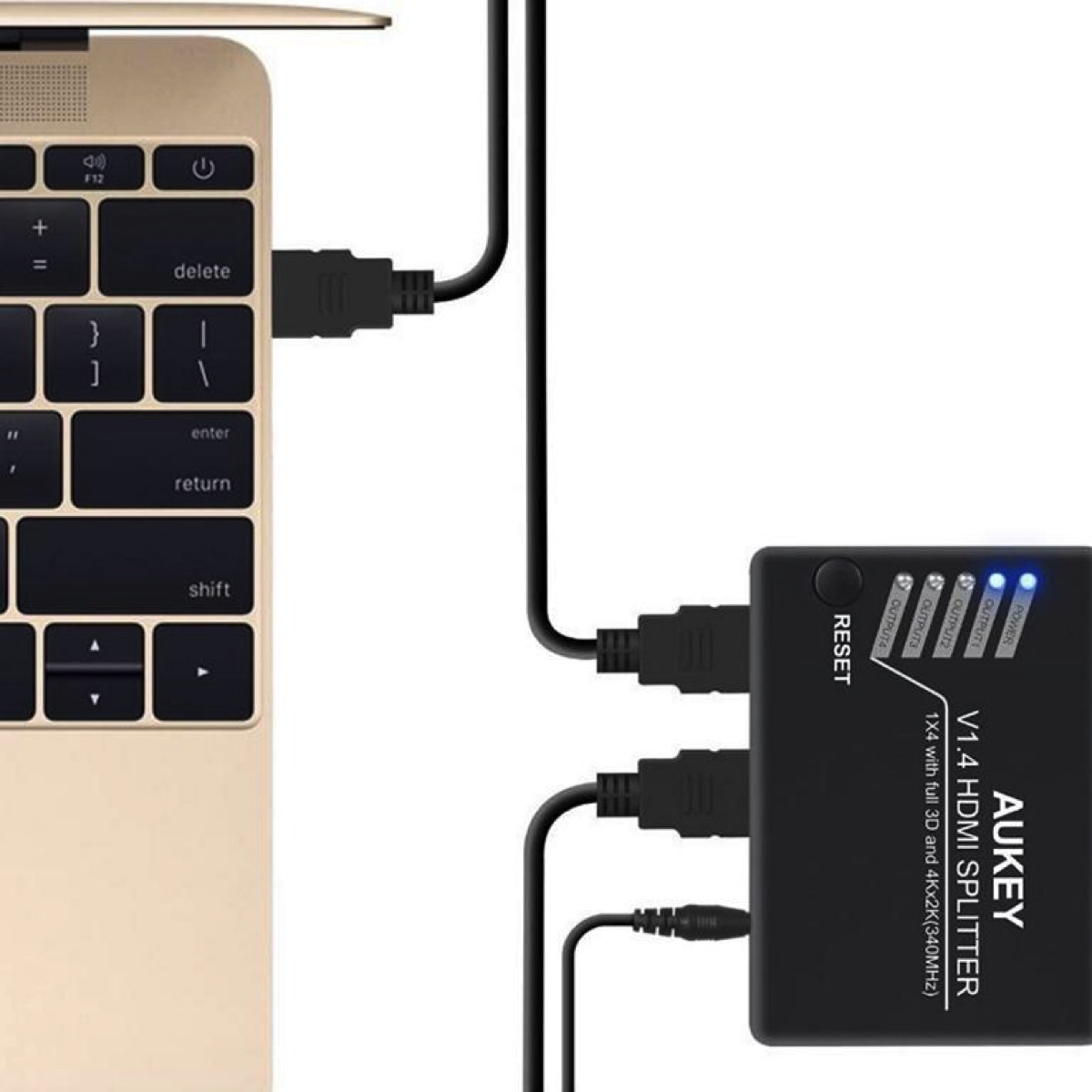 Laptop, verbunden mit einem schwarzen HDMI-Splitter, mehrere Kabel und Anschlüsse.