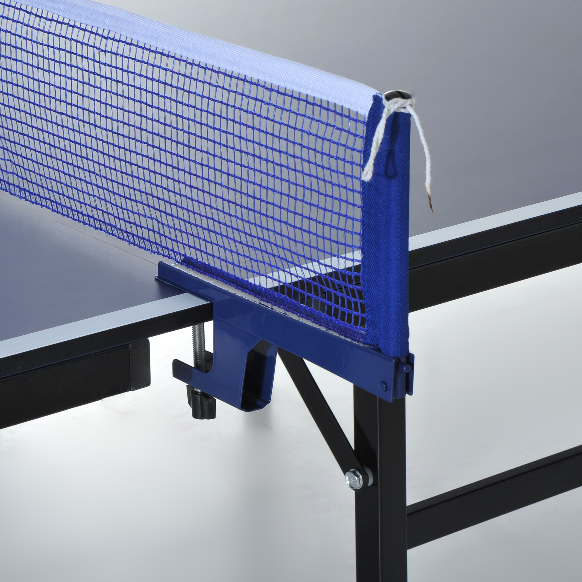 Primo piano di una rete da ping pong blu e bianca e il suo supporto.