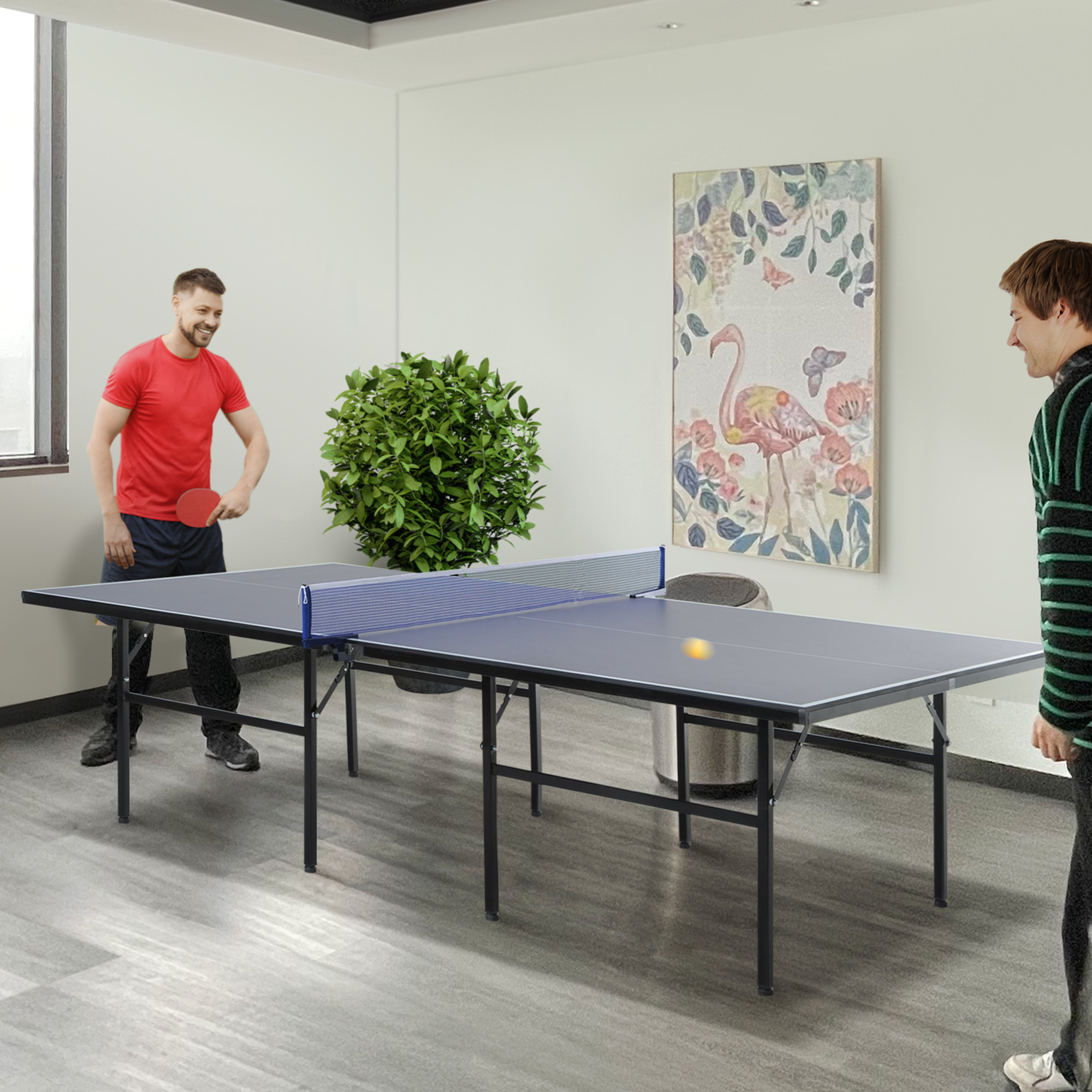 Due uomini giocano a ping pong, uno tiene una racchetta. Una palla è in aria sopra il tavolo.