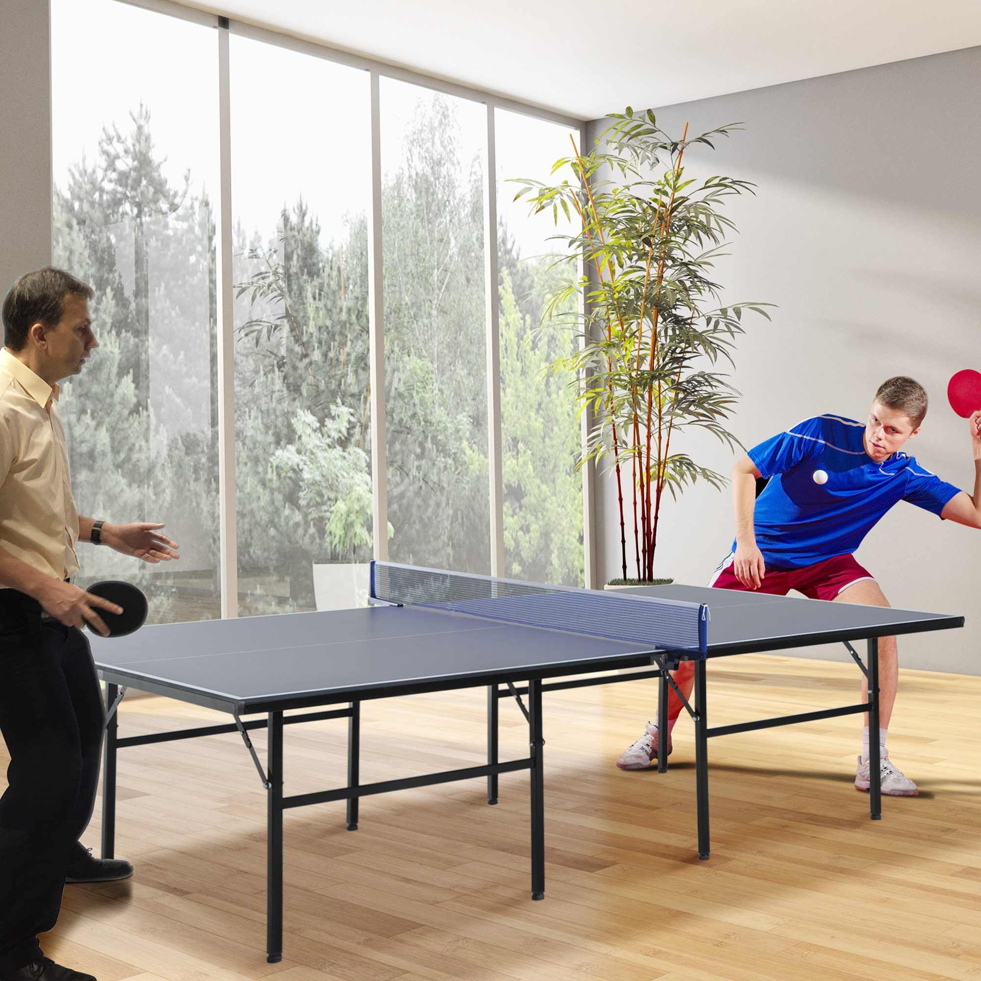 Due uomini giocano a ping pong. Uno si prepara a colpire la pallina, l'altro è pronto a riceverla.