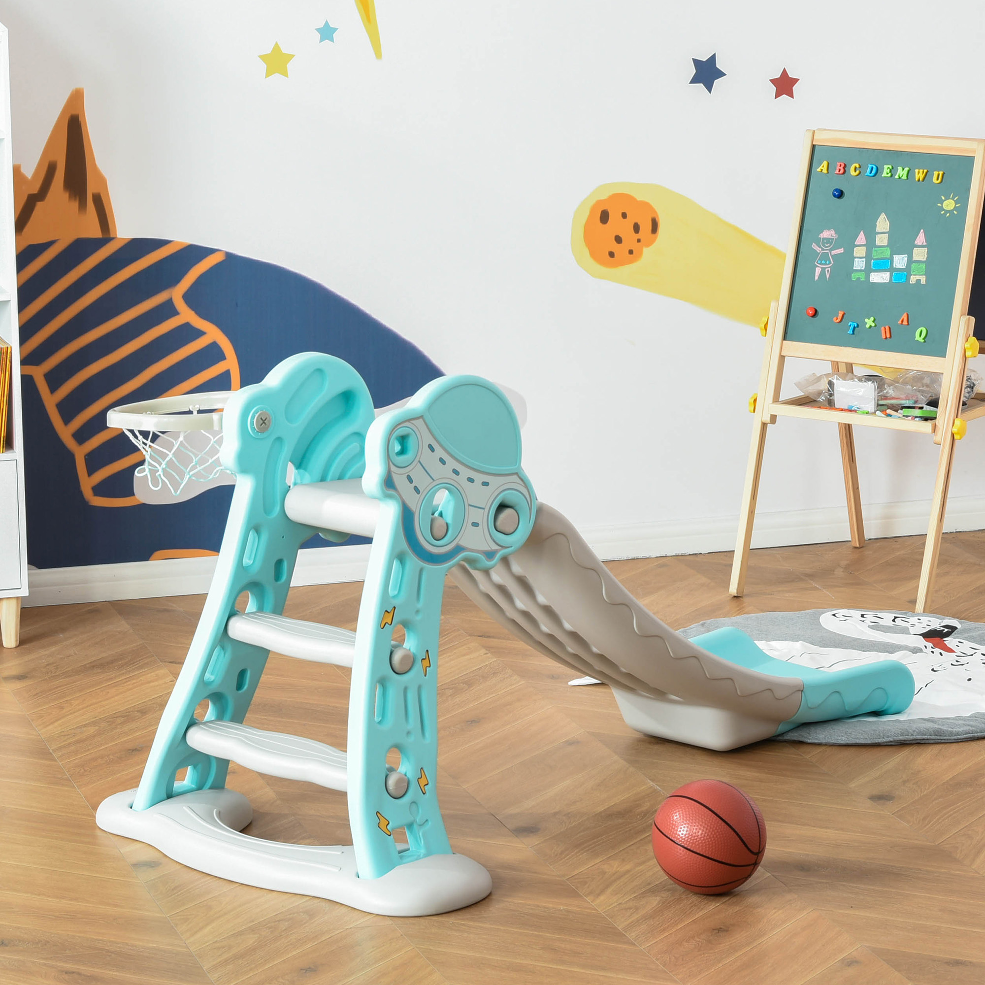Uno scivolo blu e grigio con un canestro da basket. Lo sfondo ha una lavagna e altri giocattoli.