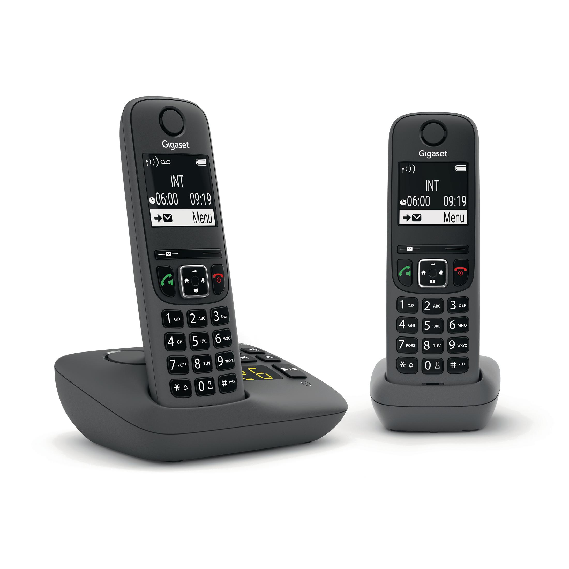 Due telefoni cordless Gigaset grigi su sfondo bianco. Uno è su una base, l'altro da solo.