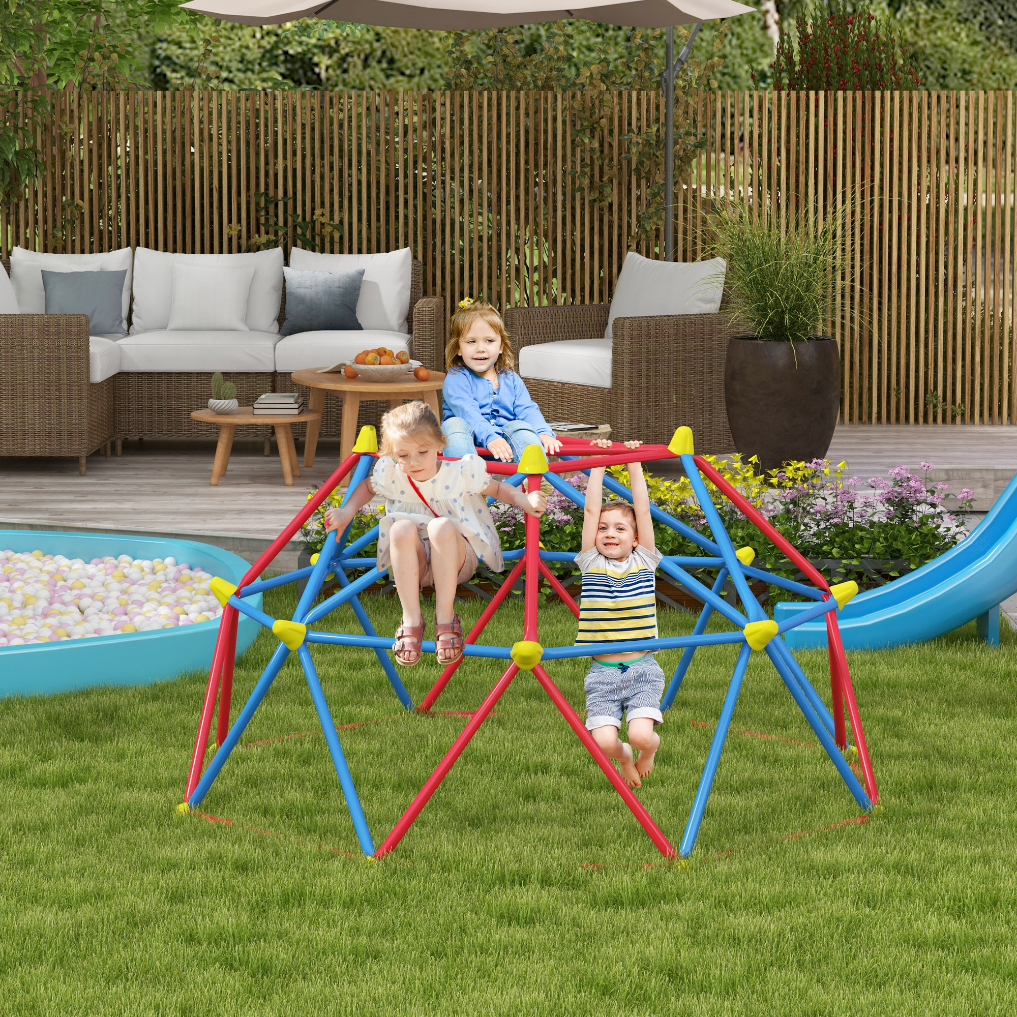Tre bambini giocano su una struttura da arrampicata blu, rossa e gialla in giardino.