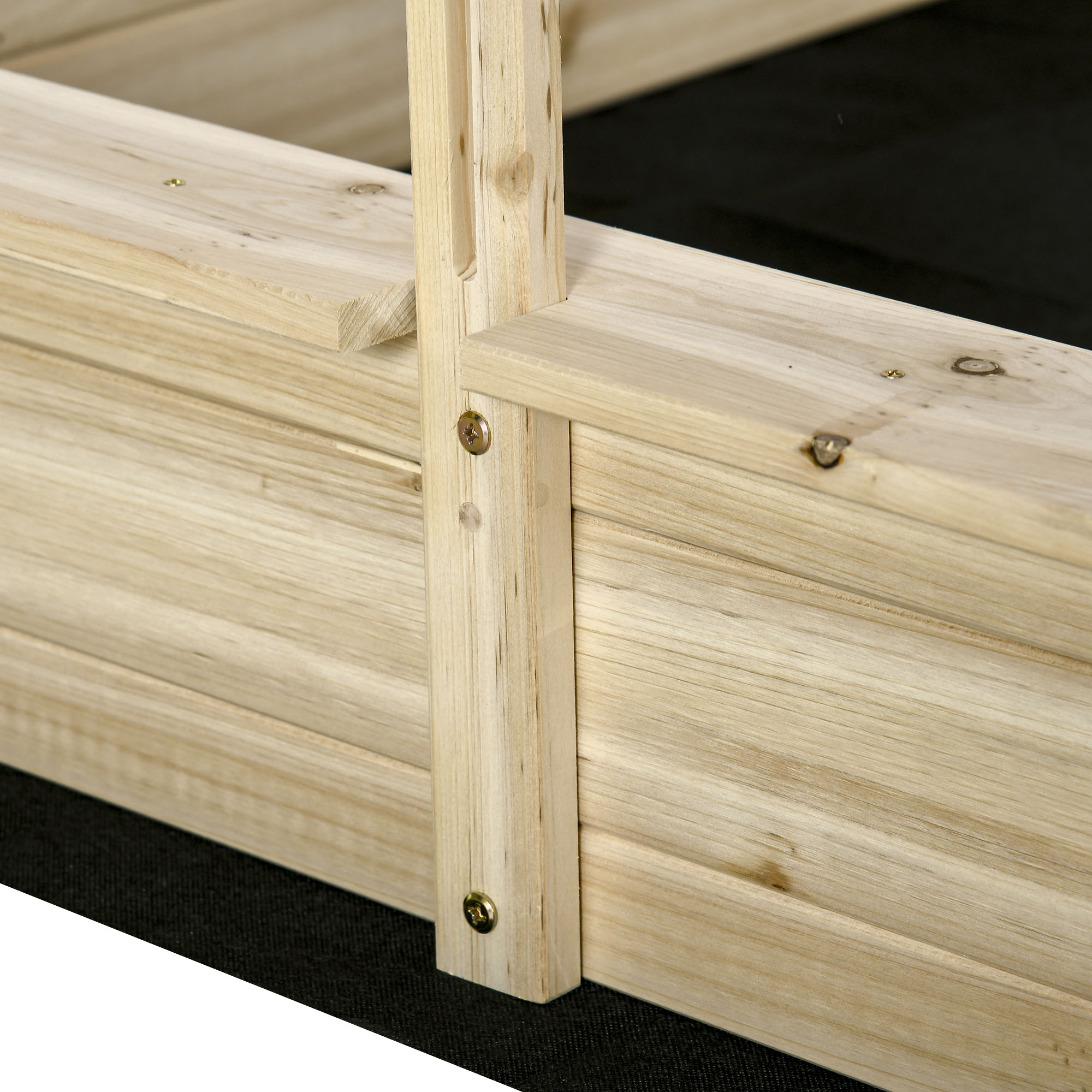 Struttura in legno di una sabbiera assemblata con viti.