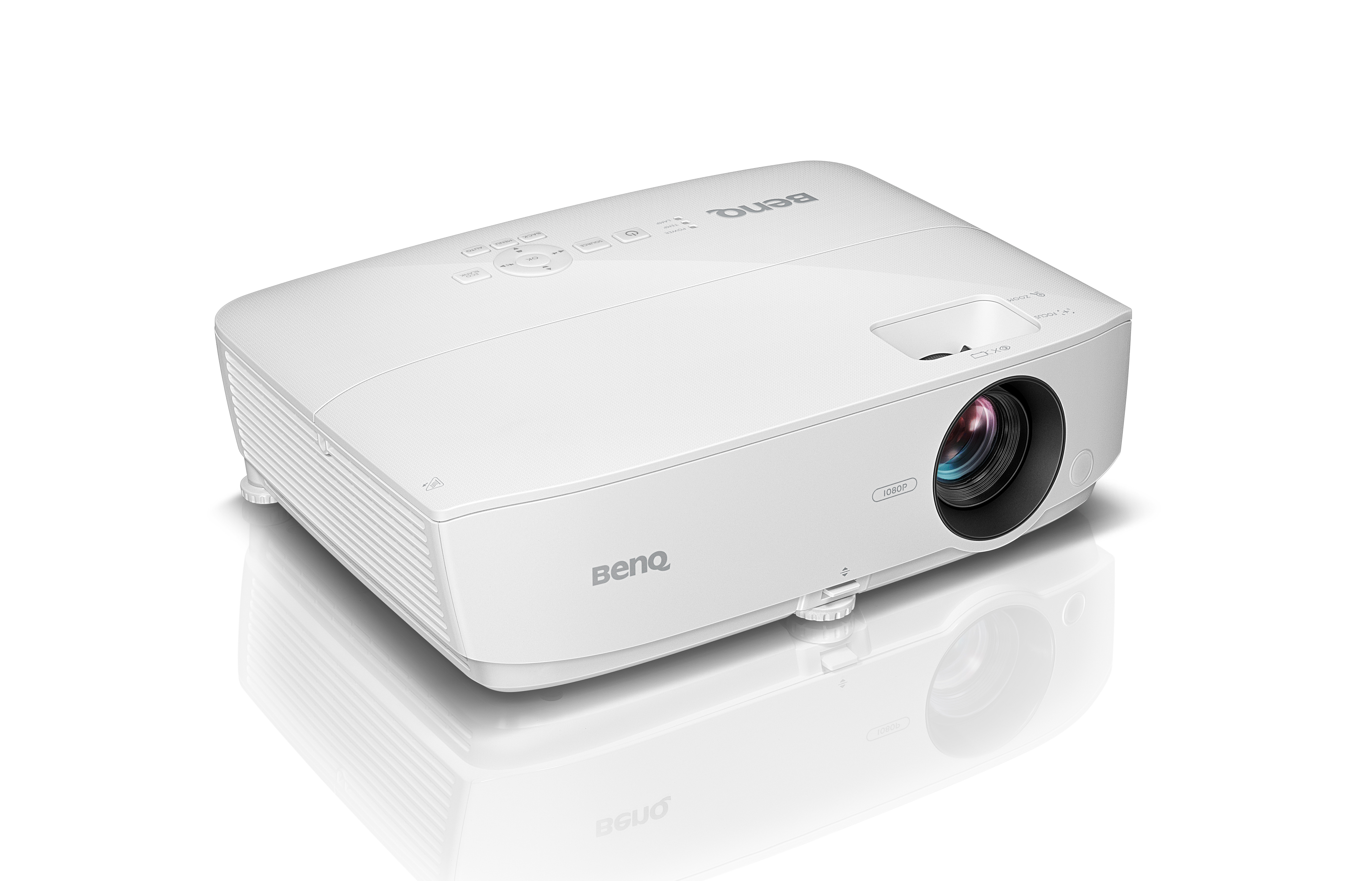 Un proiettore BenQ bianco, vista dall'alto, con lente e pulsanti di controllo. Si riflette su una superficie bianca.