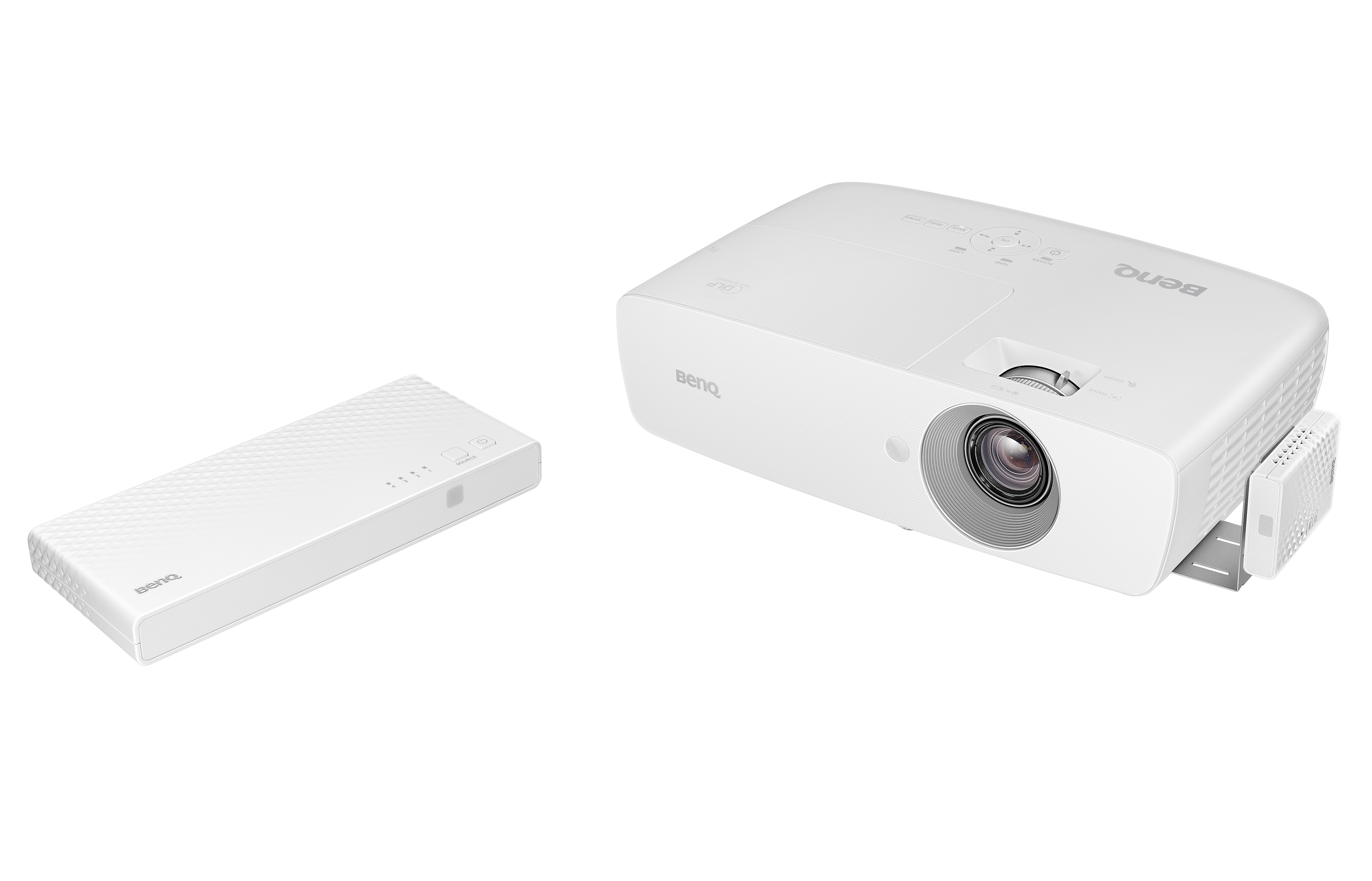 Proiettore BenQ e un telecomando bianco o lettore multimediale, su sfondo bianco.