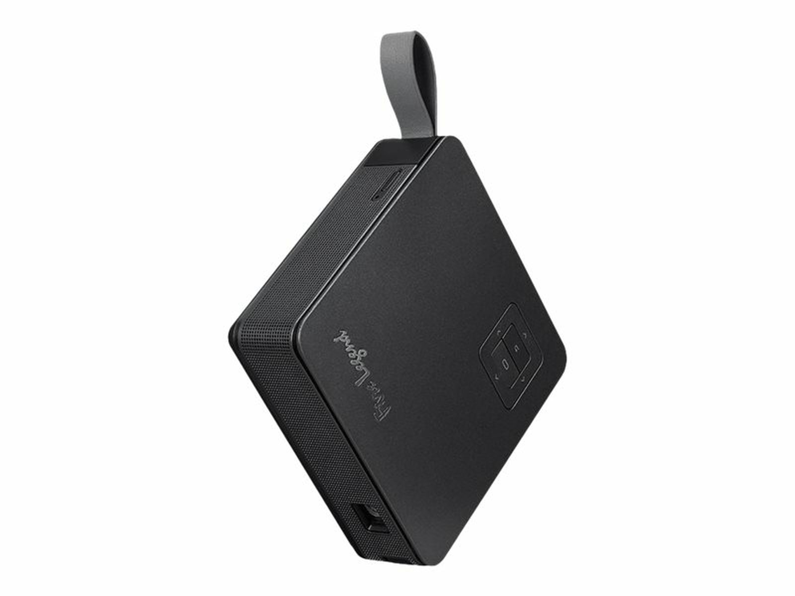 Czarny, kwadratowy głośnik z szarym uchwytem. Przyciski z przodu i port na dole.