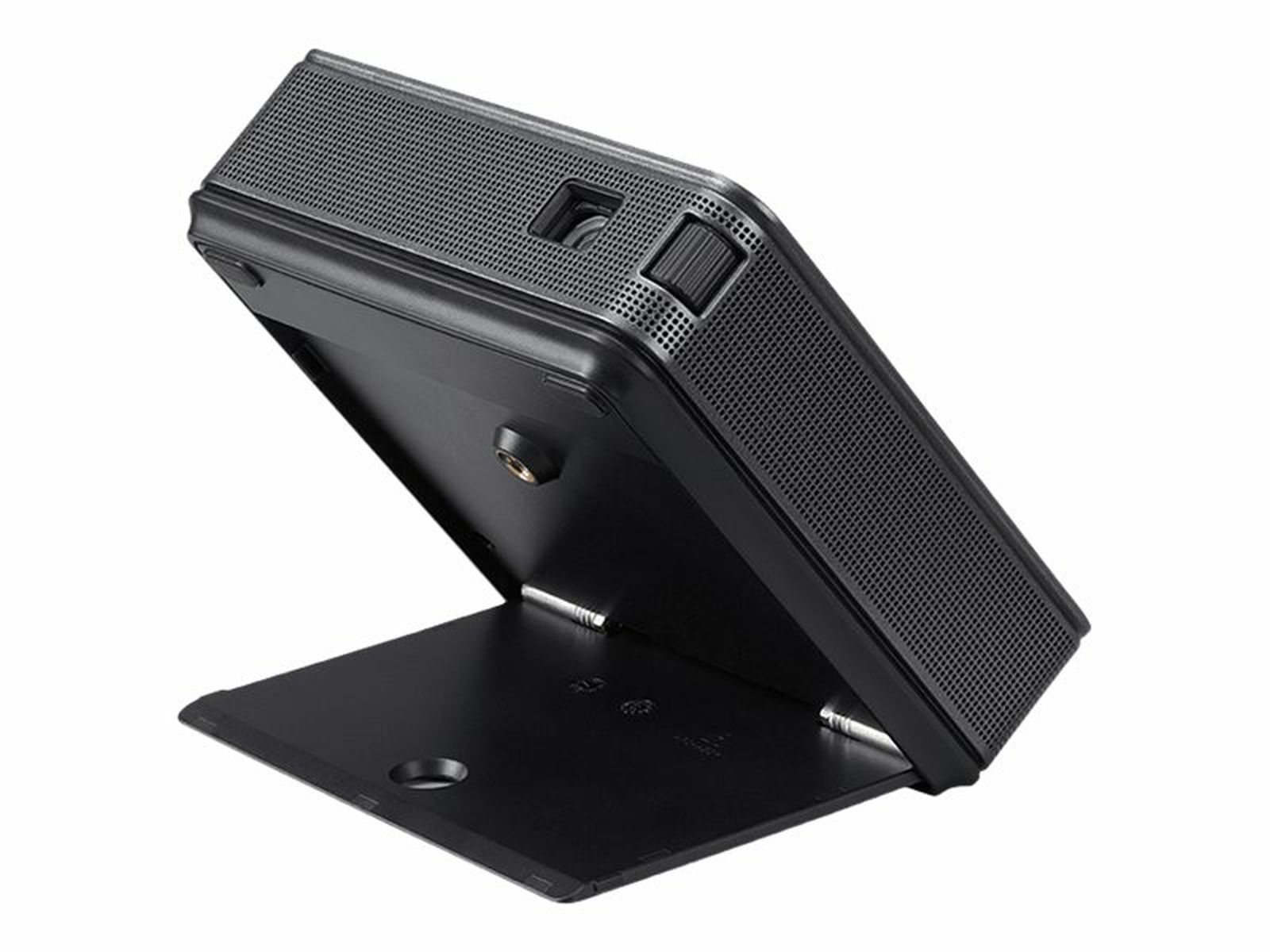 Czarny projektor na podstawce, uniesiony, pokazujący spód i otwory wentylacyjne.