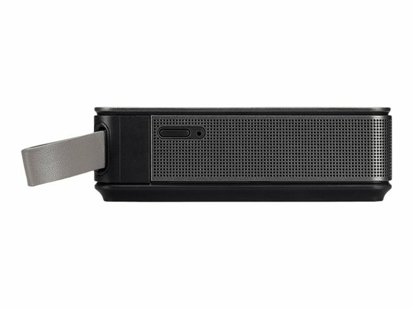 Czarny głośnik przenośny z szarym paskiem. Ma kształt prostokąta. Jest na białym tle.