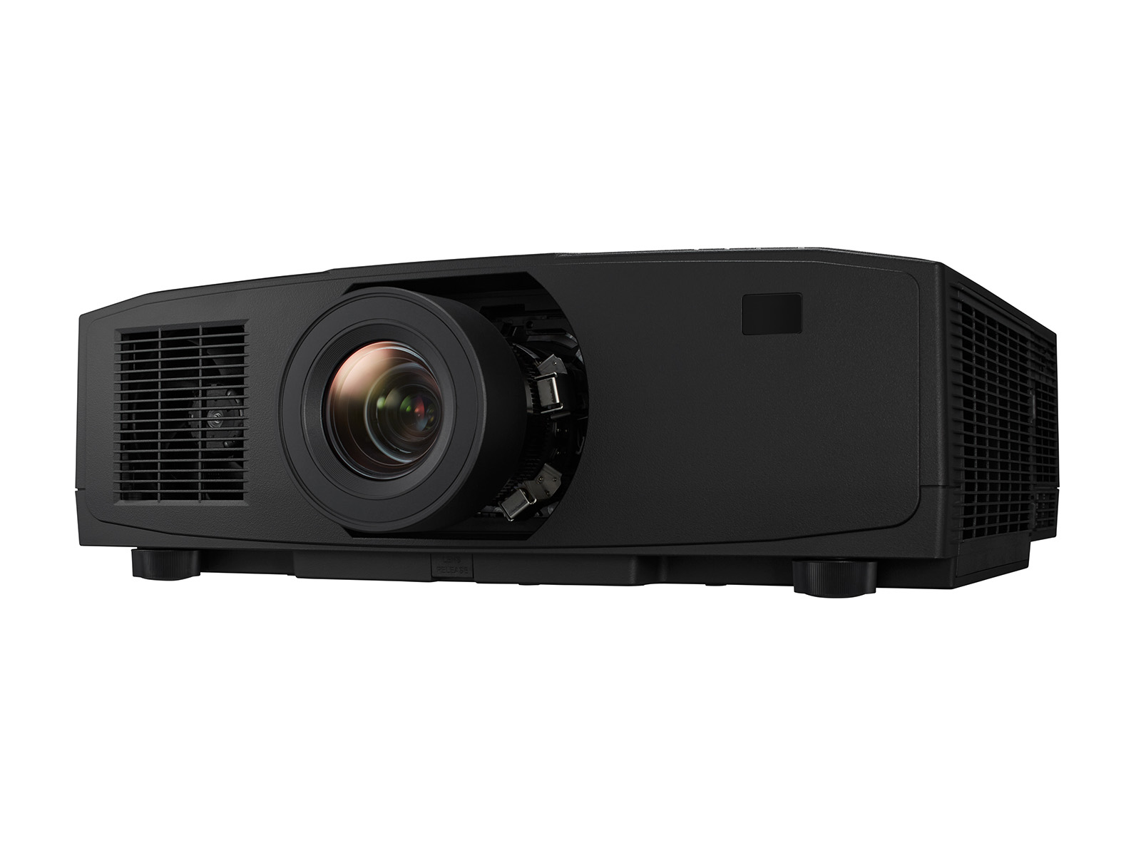 Un proyector negro con una lente grande y un sistema de ventilación. Sobre fondo blanco.