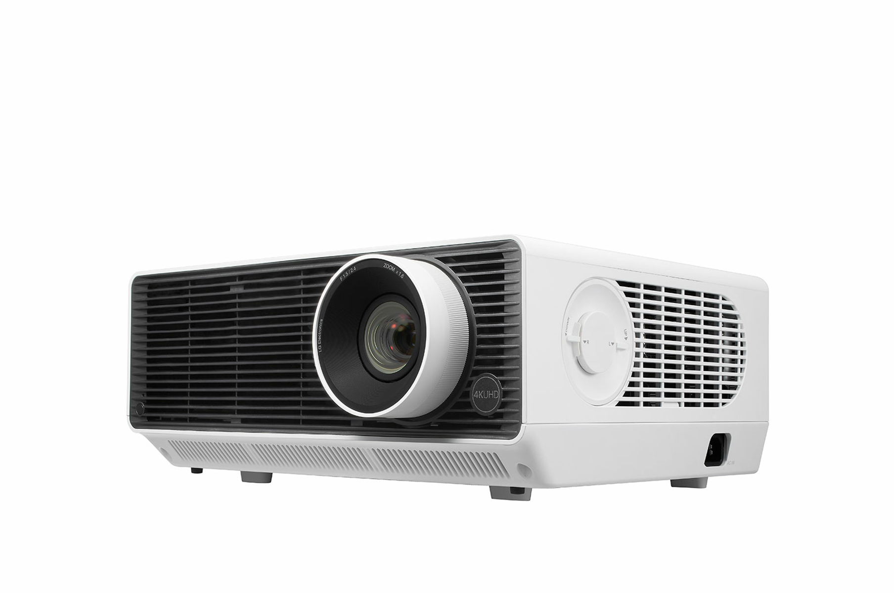 Proyector blanco con lente negra y diseño de rejilla. Vista en ángulo, sobre fondo blanco, aislado.