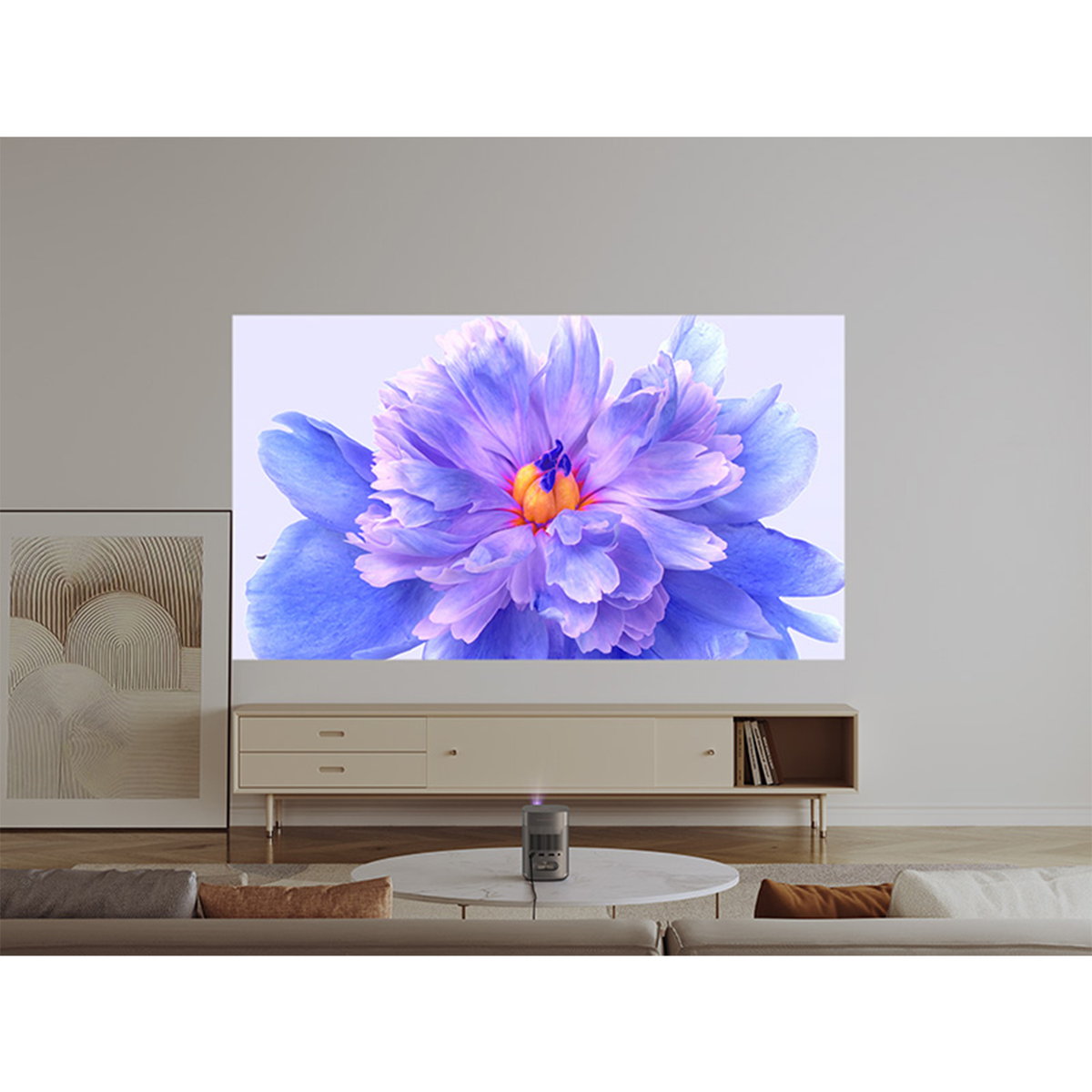 Ein Projektor projiziert ein großes Blumenbild auf eine Wand in einem Wohnzimmer.