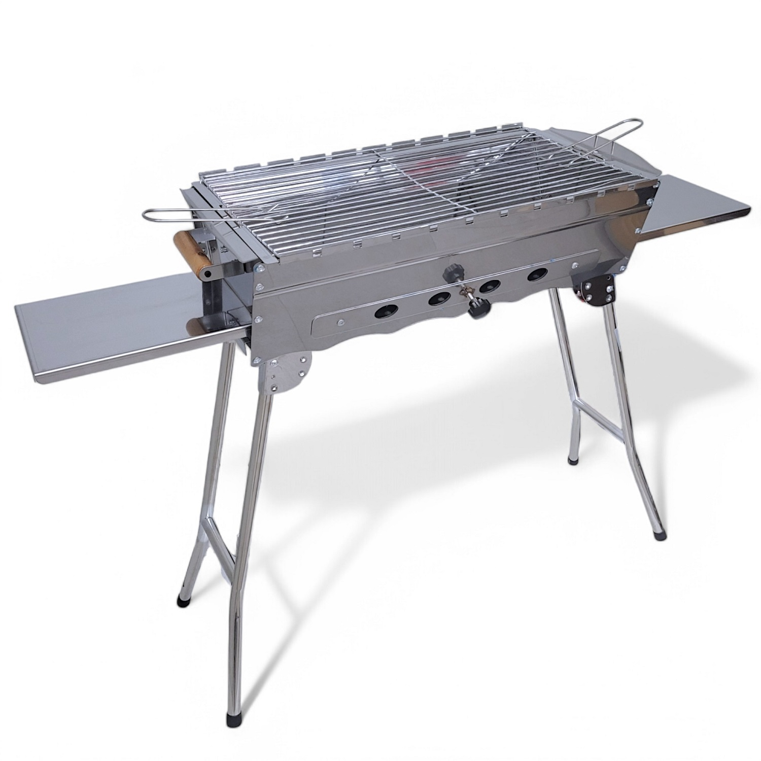 Grill aus Edelstahl auf Beinen. Seitliche Ablagen und Holzgriffe. Isoliert auf Weiß.
