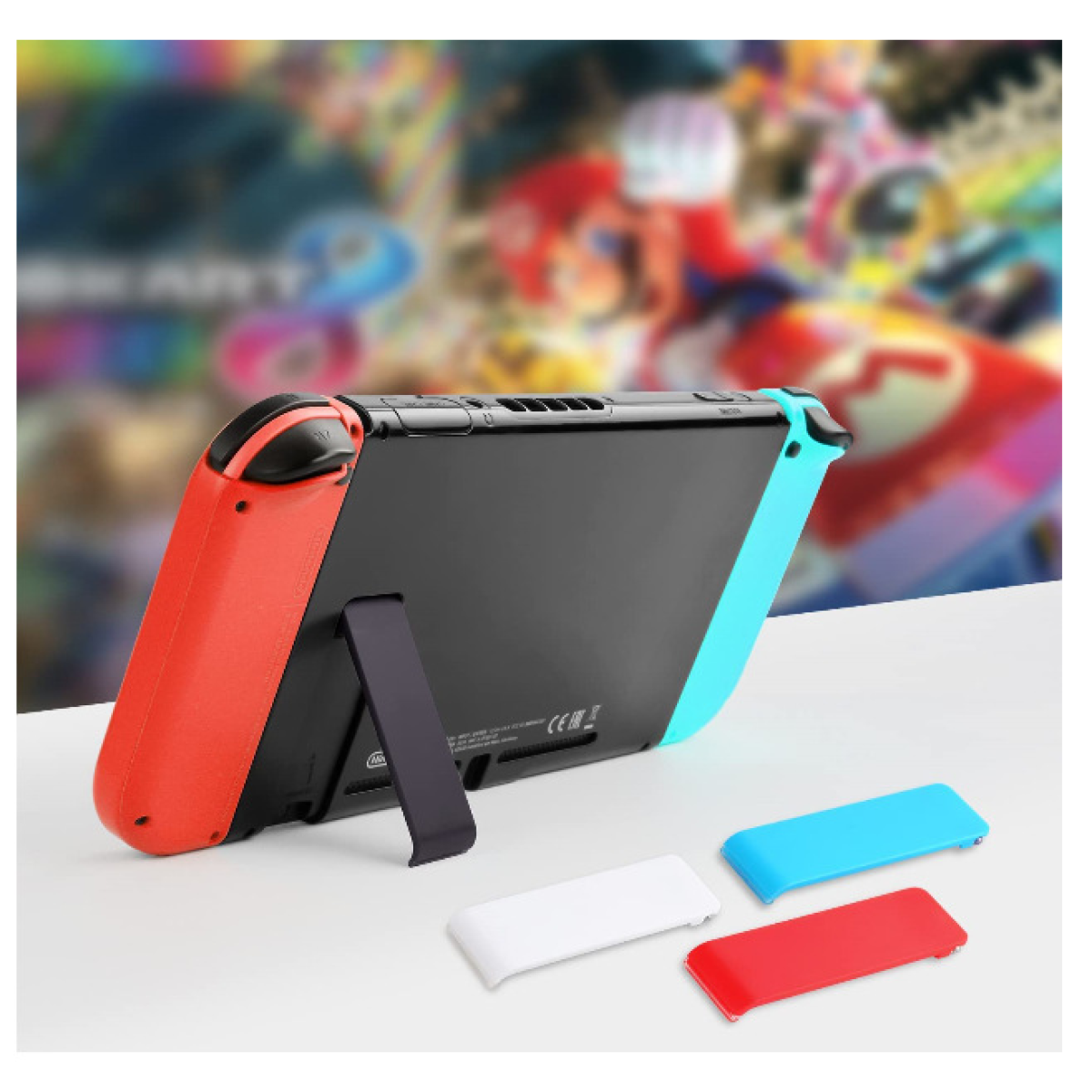 Nintendo Switch met rood/blauwe controllers, ondersteund met een standaard. Drie gekleurde panelen eronder.
