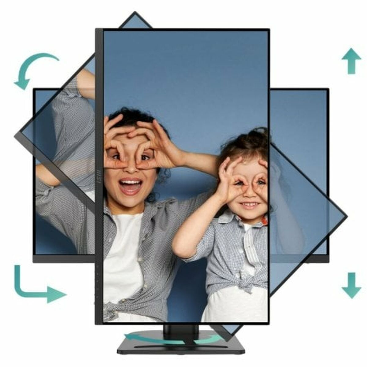 Un monitor mostra una madre e un bambino che fanno un cerchio con le dita intorno agli occhi.