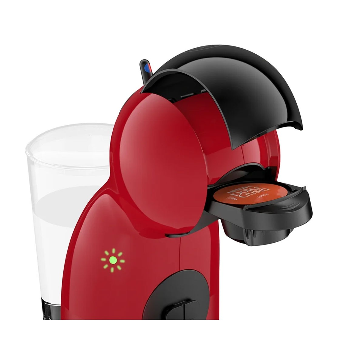 Macchina da caffè Nescafé Dolce Gusto rossa con coperchio nero e un bicchiere di latte accanto.