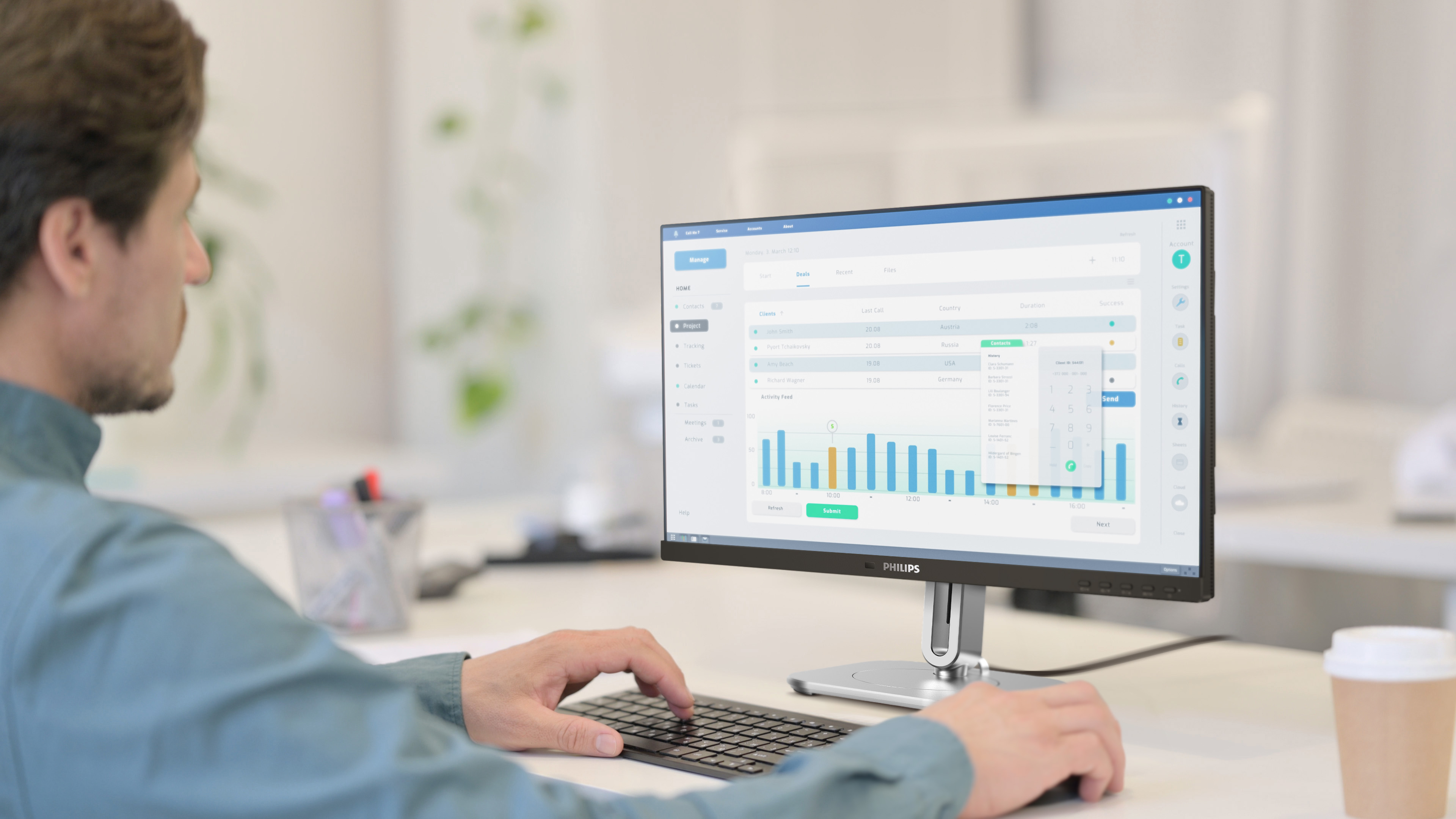 Osoba korzystająca z monitora Philips, wyświetlająca dane na ekranie.