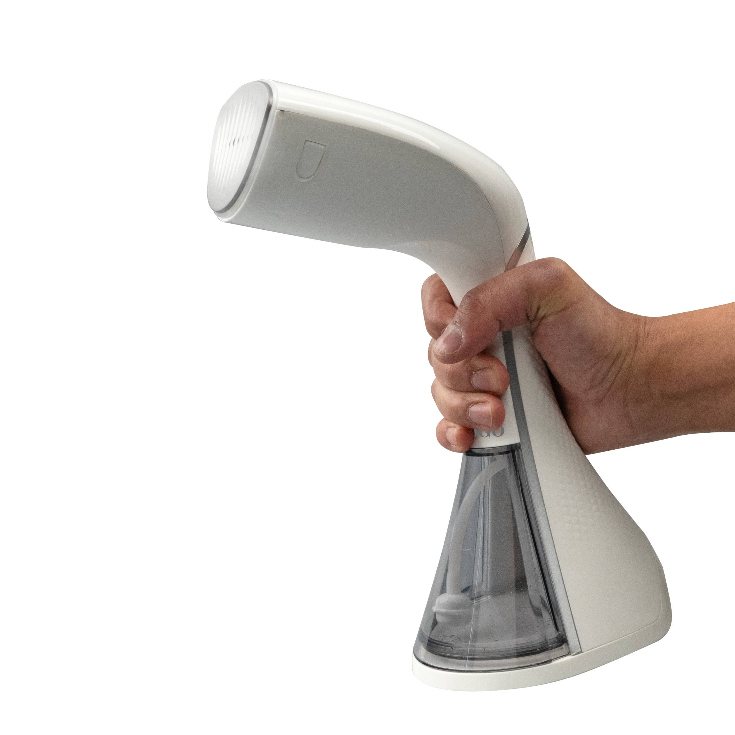 Mano sosteniendo un vaporizador de ropa portátil blanco y gris. Fondo blanco.