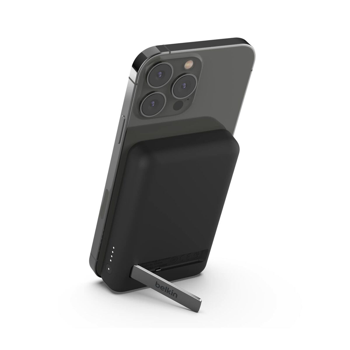 Zwarte draagbare oplader bevestigd aan een telefoon, met een standaard en een Belkin-logo.