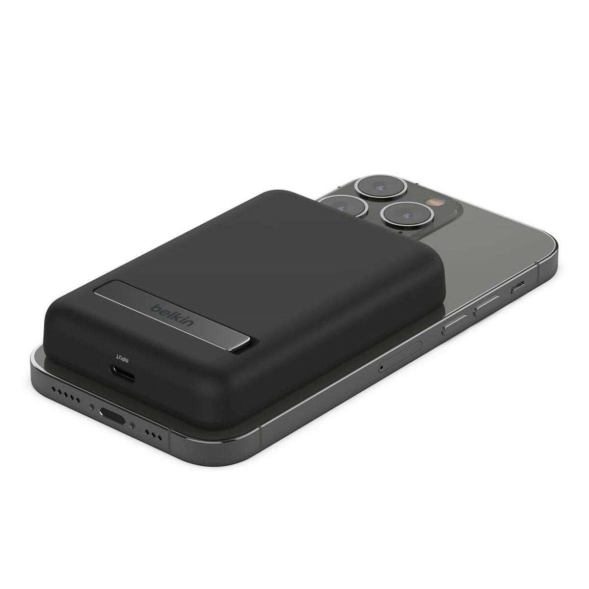 Een zwarte Belkin powerbank op een zwarte iPhone. Op de powerbank staat 'belkin'.
