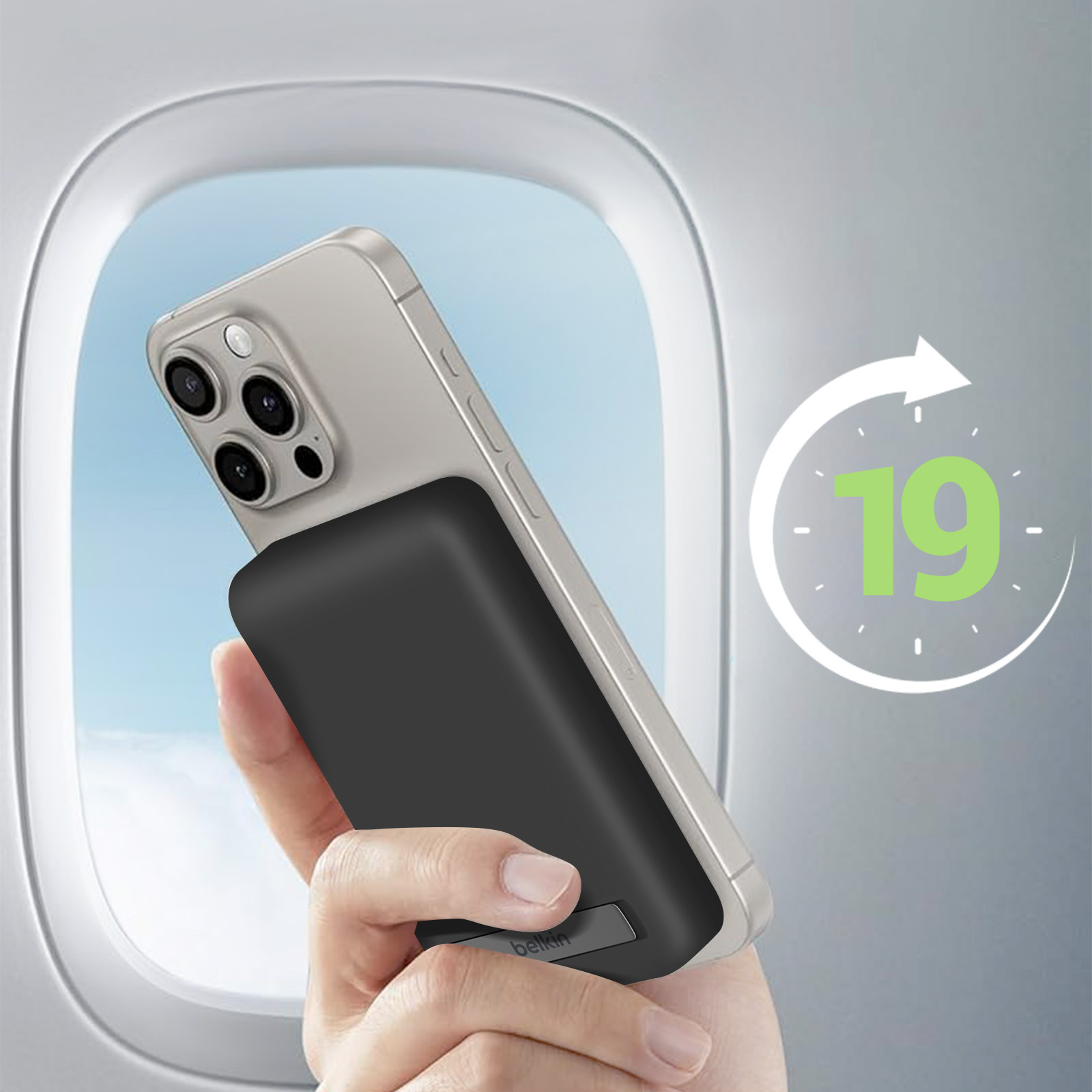 Een telefoon met een zwarte oplader bevestigd, in een vliegtuig. De afbeelding toont ook het nummer 19.